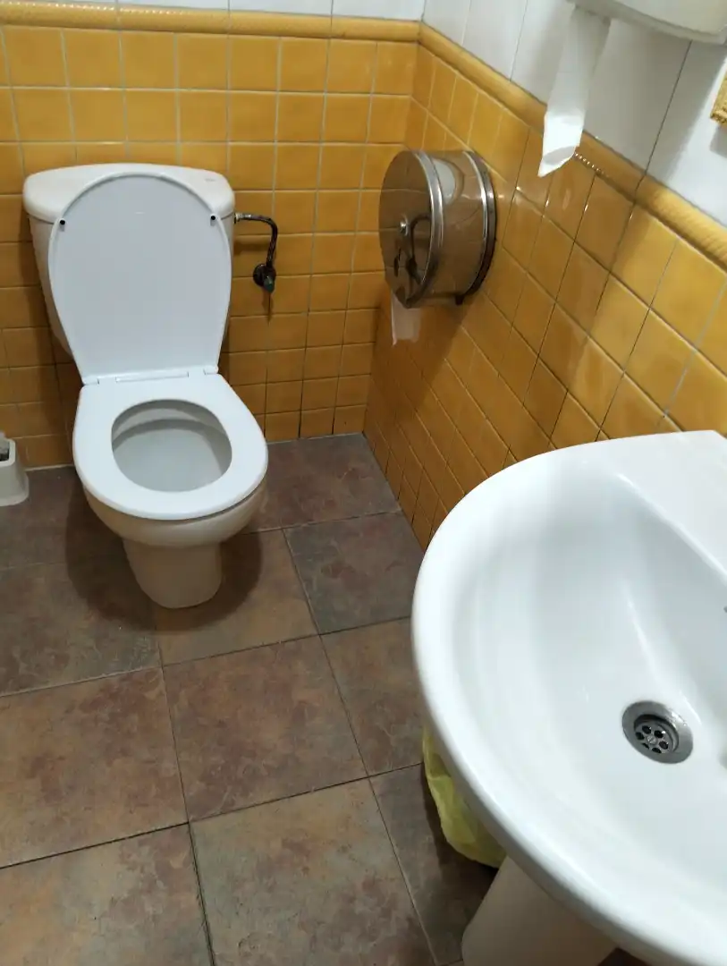 Baño de Local en venta en Portugalete con Calefacción, Terraza y Amueblado
