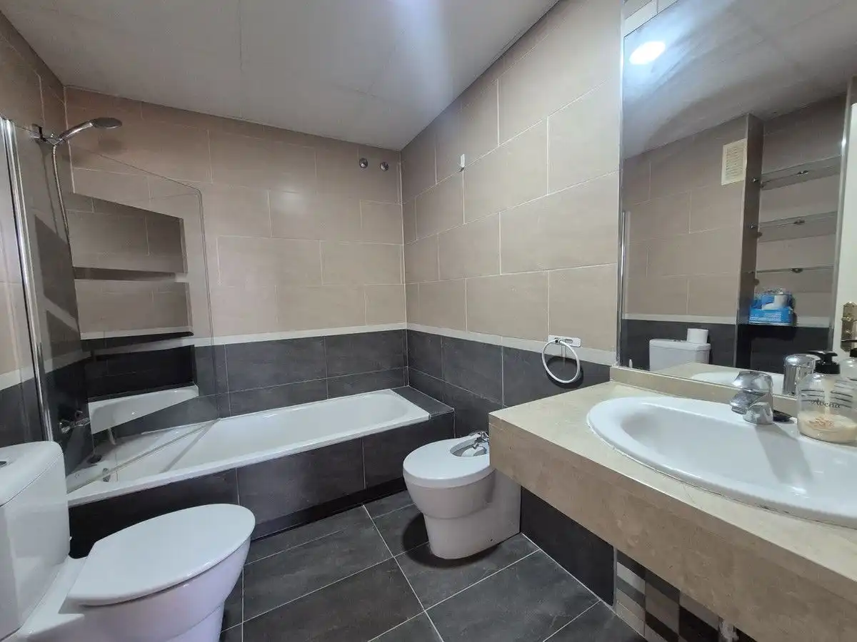 Badezimmer von Dachboden zum Verkauf in Manilva mit Klimaanlage, Heizung und Terrasse