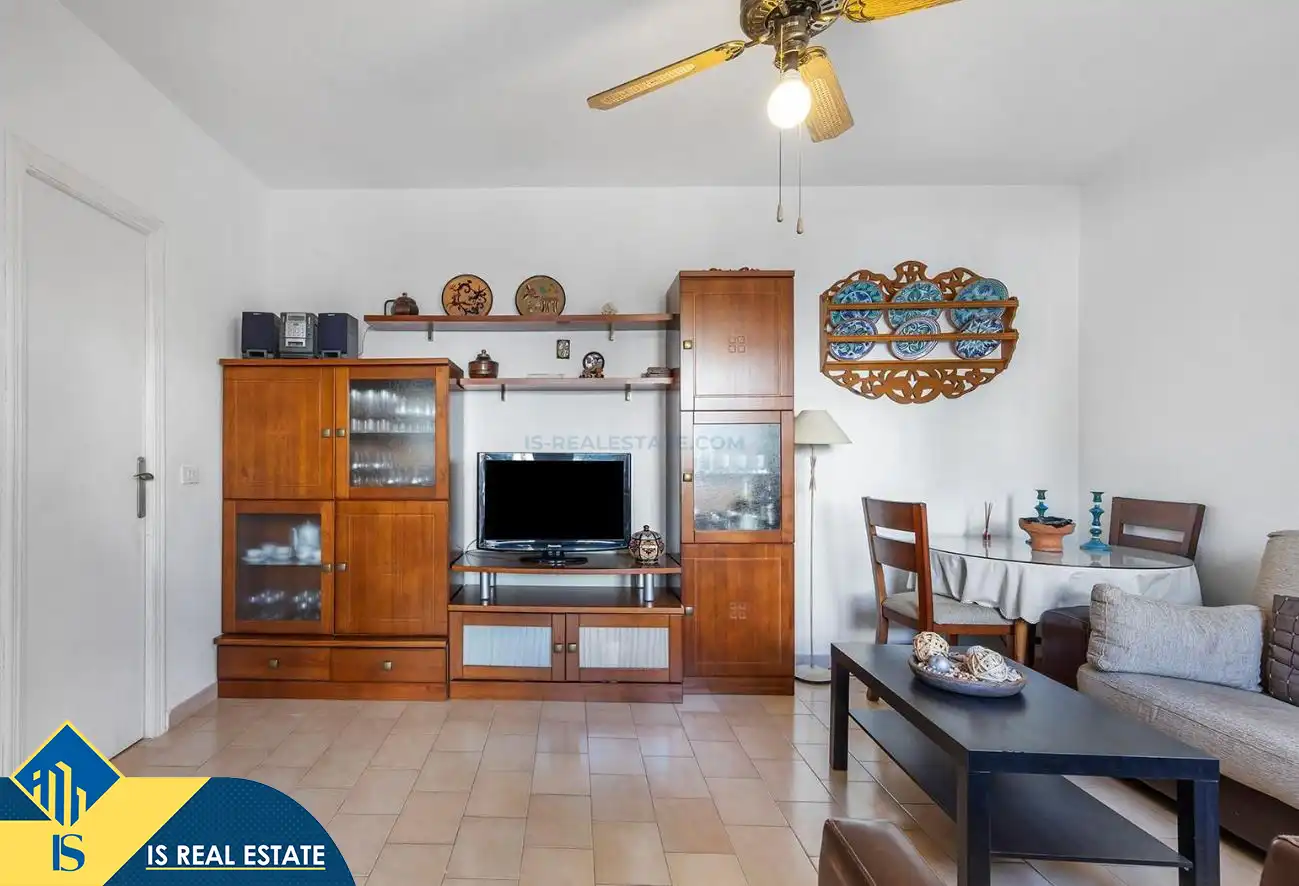 Wohnzimmer von Einfamilien-Reihenhaus zum Verkauf in Torrevieja mit Klimaanlage, Heizung und Privatgarten