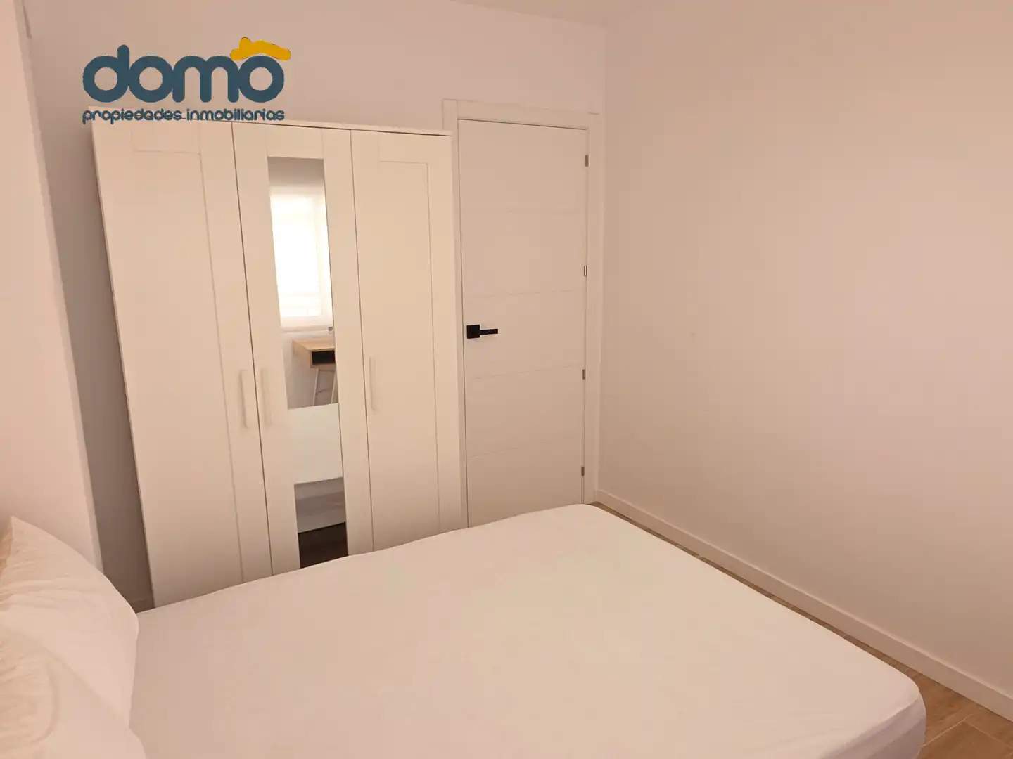 Dormitori de Pis per a compartir en Almería amb Aire condicionat, Moblat i Forn
