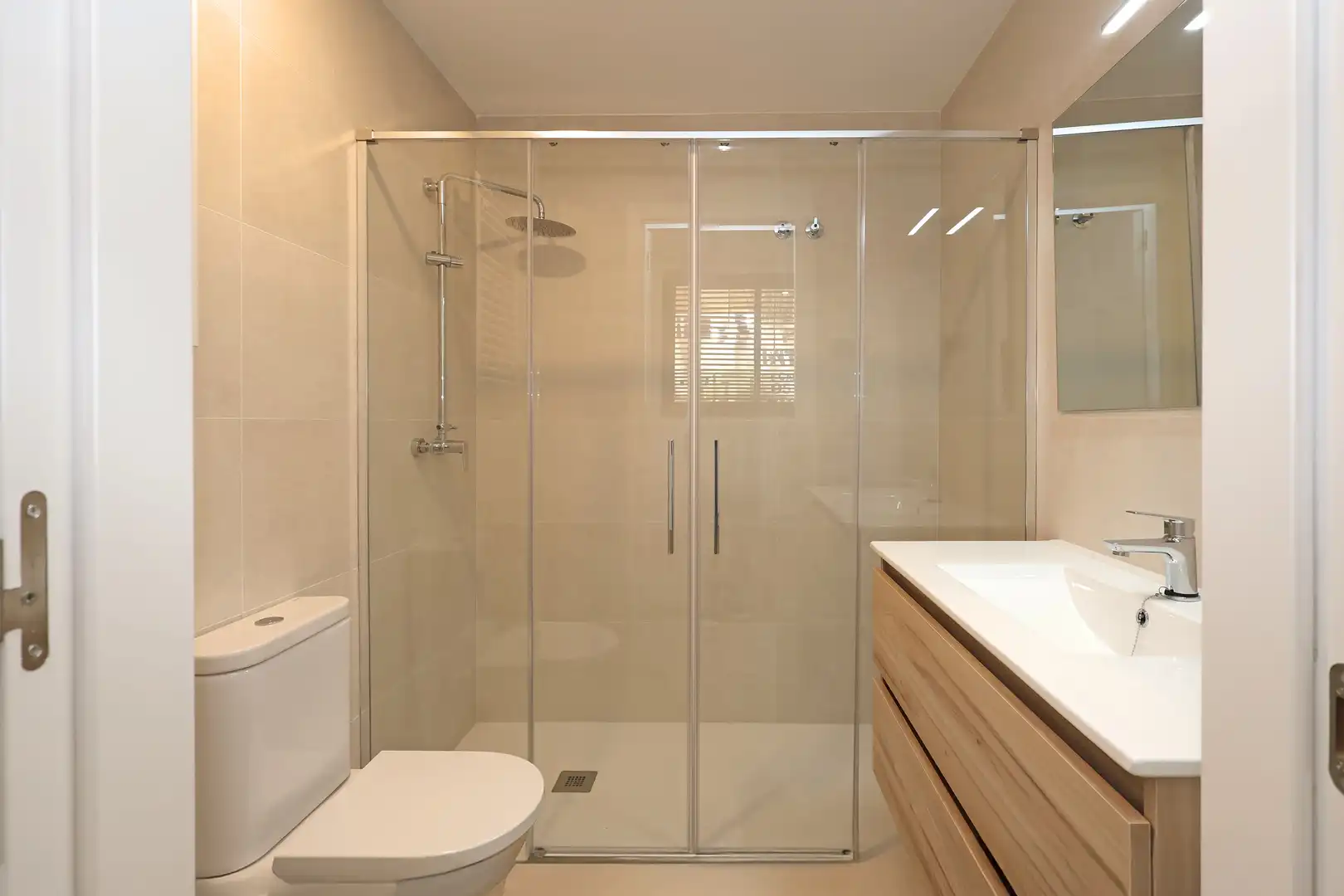 Badezimmer von Erdgeschoss zum Verkauf in L'Hospitalet de Llobregat mit Terrasse und Abstellraum