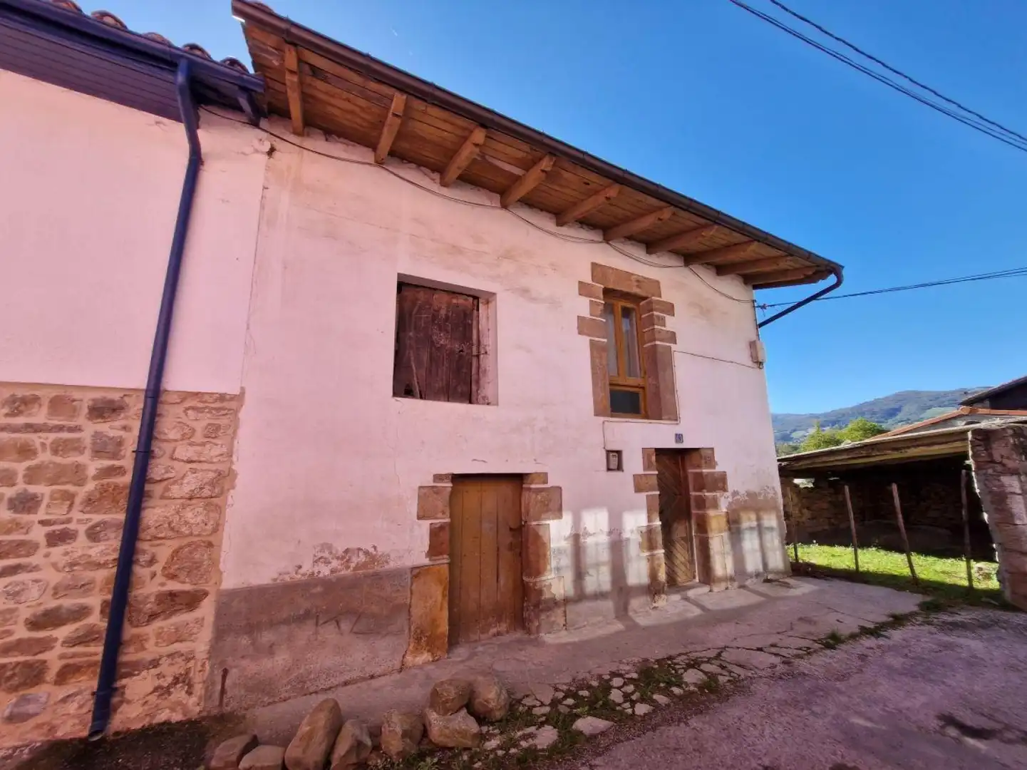 Außenansicht von Einfamilien-Reihenhaus zum Verkauf in Arenas de Iguña mit Privatgarten und Balkon