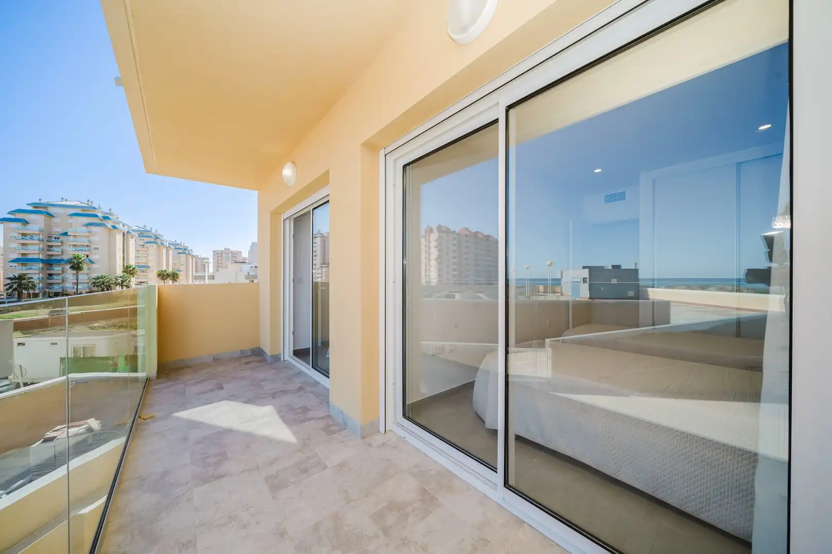 Terrassa de Apartament en venda en La Manga del Mar Menor amb Aire condicionat, Terrassa i Piscina