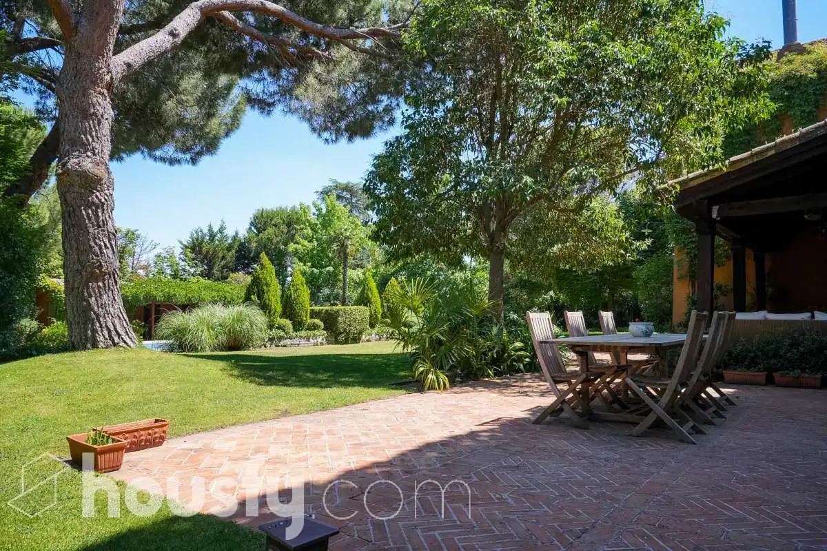 Garden of Houses for sale in Pozuelo de Alarcón  with Air Conditioner, Heating and Private garden