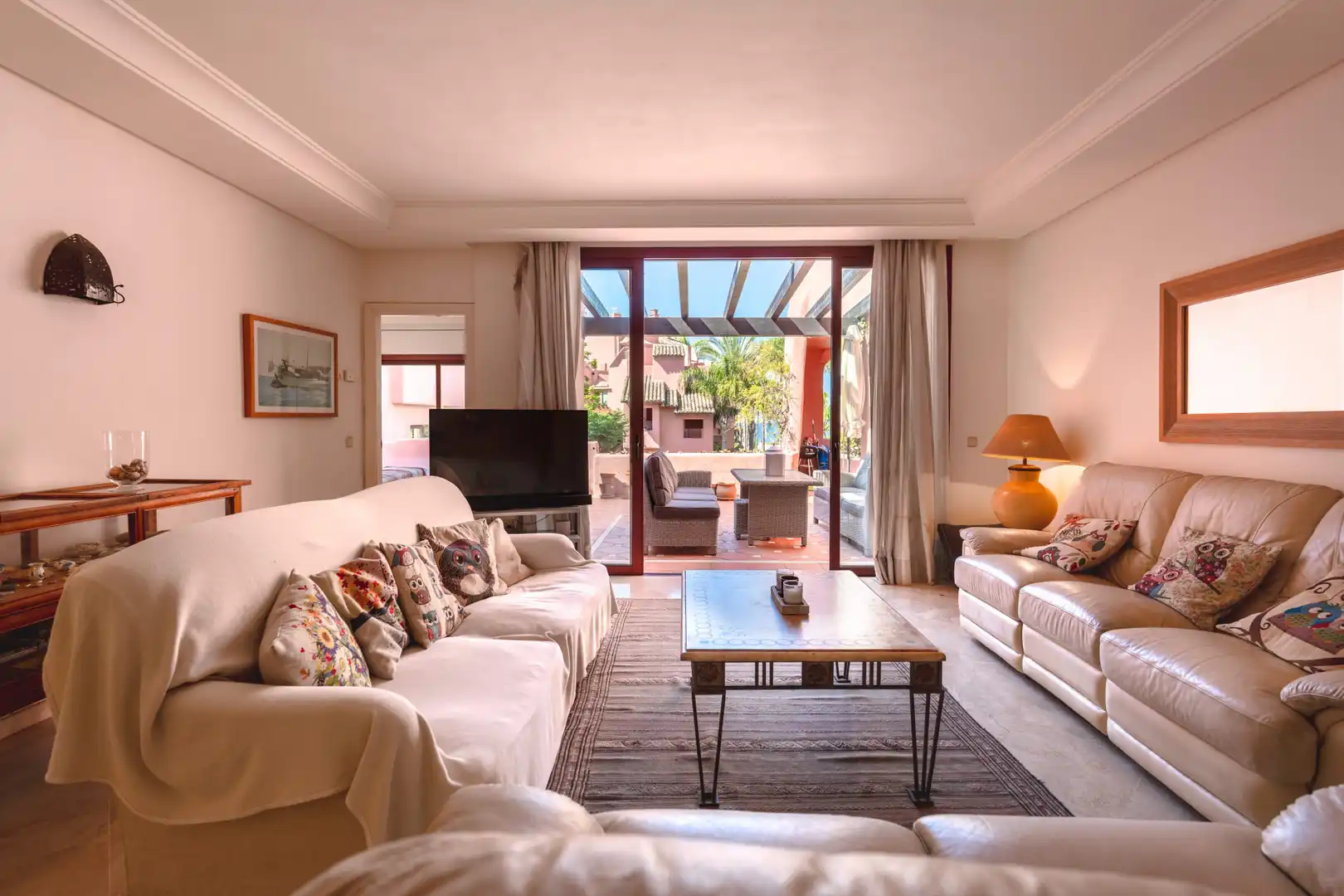 Living room of Attic for sale in Estepona  with Air Conditioner, Terrace and Swimming Pool