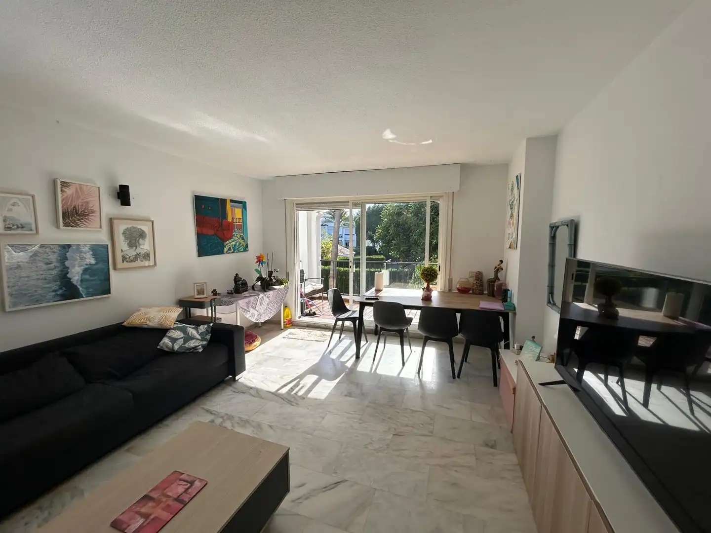 Sala d'estar de Pis en venda en Estepona amb Moblat, Balcó i Piscina comunitària