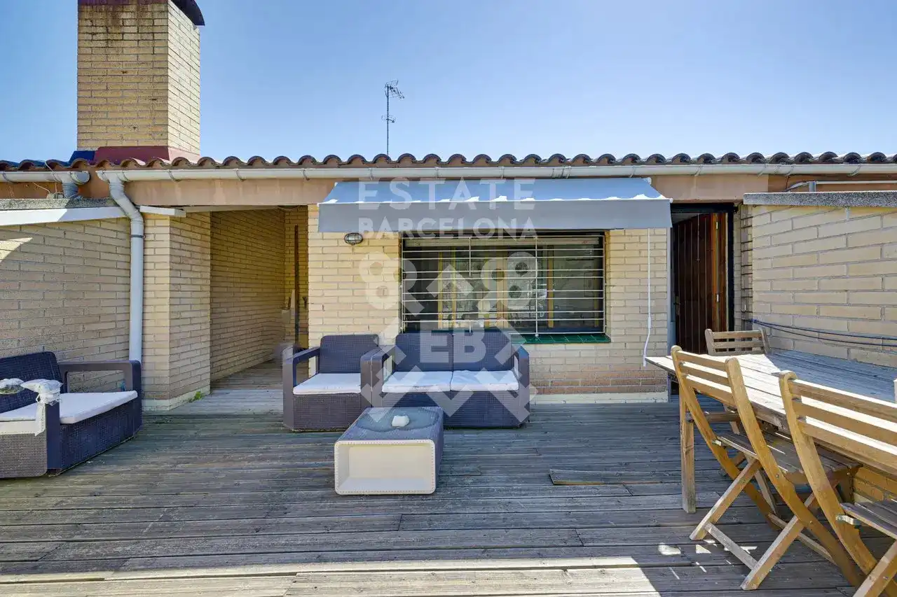 Terrasse von Einfamilien-Reihenhaus zum Verkauf in Mataró mit Klimaanlage, Heizung und Terrasse