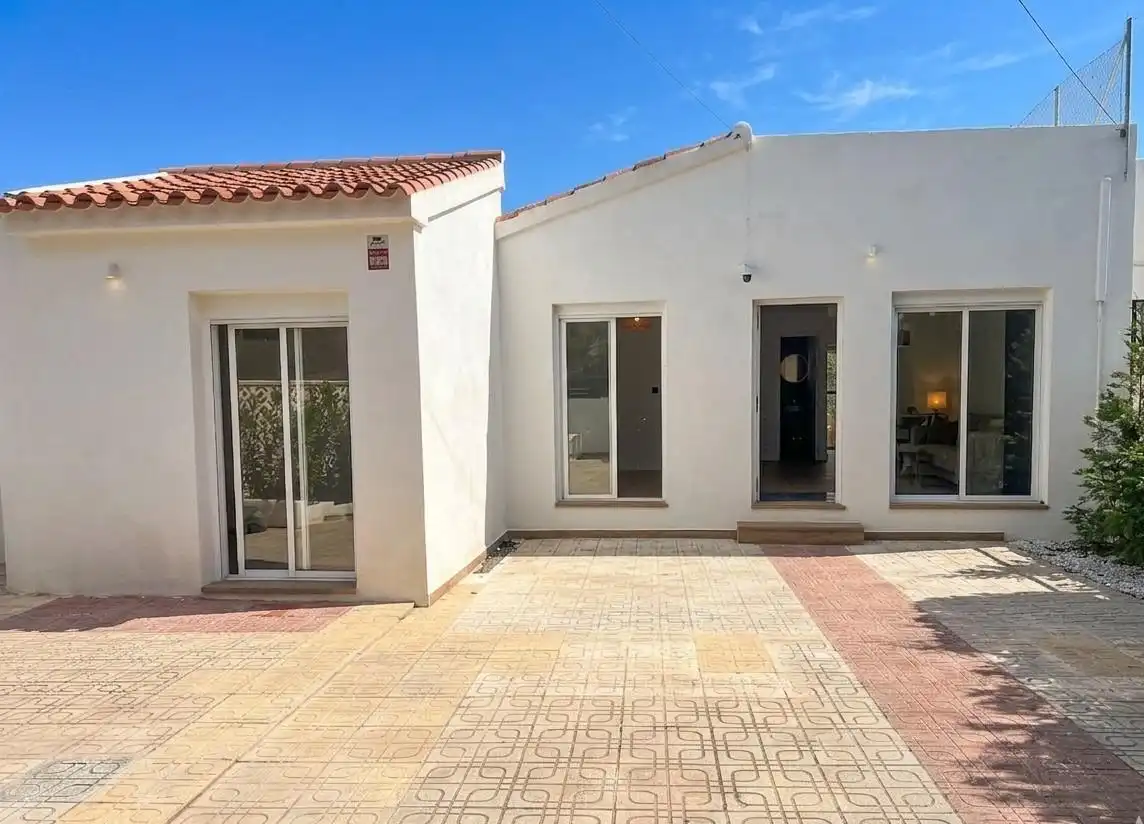 Vista exterior de Casa adosada en venda en La Nucia amb Aire condicionat, Terrassa i Piscina comunitària