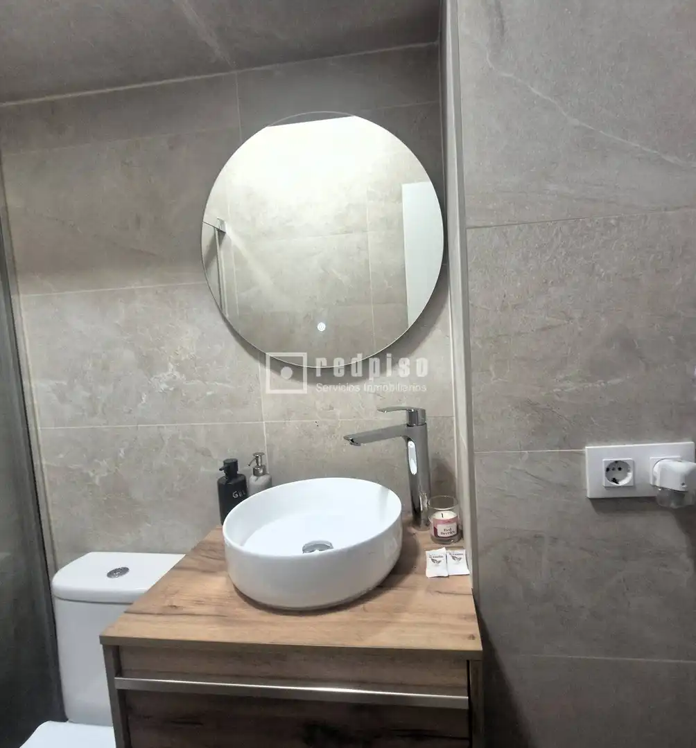 Bany de Apartament en venda en Sevilla amb Aire condicionat, Moblat i Alarma