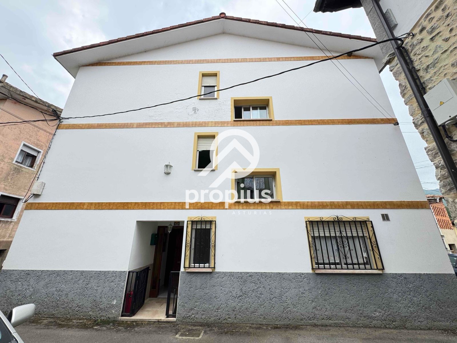 Vista exterior de Casa adosada en venda en Llanes amb Calefacció, Traster i Moblat