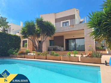 Casa amb piscina en venda a Nueva Torrevieja - Aguas Nuevas