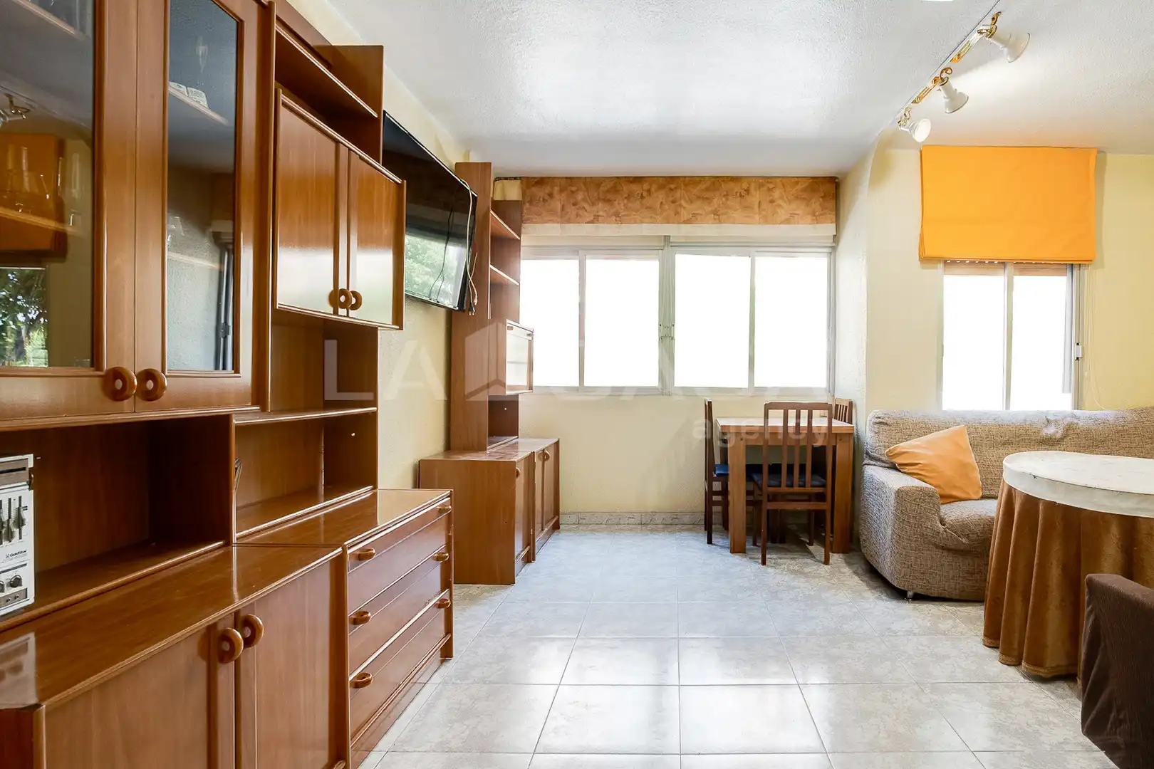 Sala de estar de Piso en venta en Cornellà de Llobregat con Calefacción