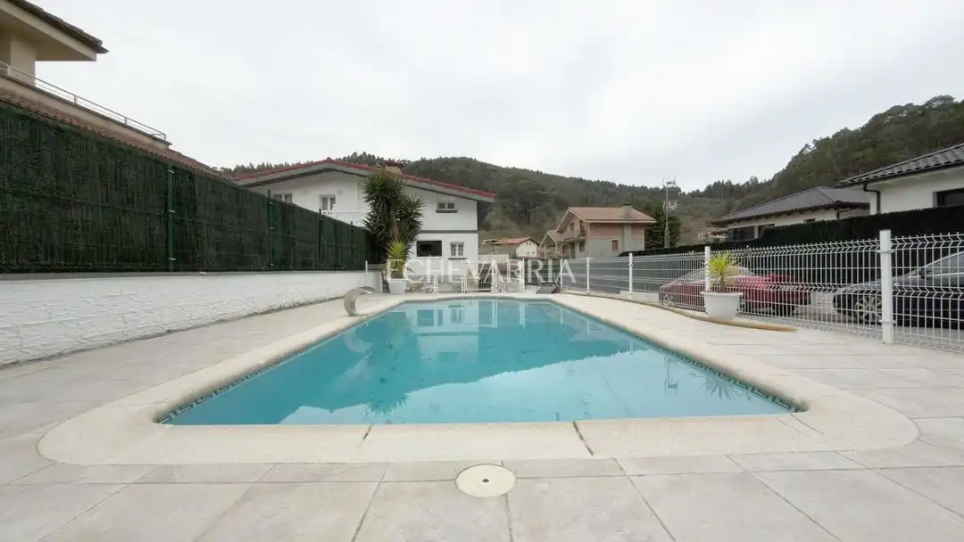 Piscina de Casa o chalet en venta en Castro-Urdiales con Calefacción, Jardín privado y Terraza