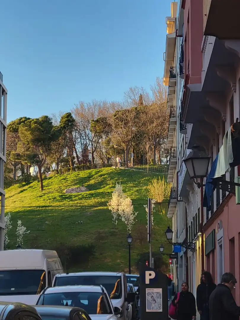 Vista exterior de Pis en venda en Madrid amb Calefacció, Parquet i Moblat