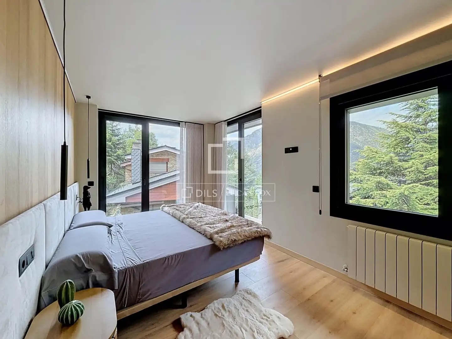 Dormitori de Casa o xalet en venda en Madrid amb Calefacció, Jardí privat i Parquet