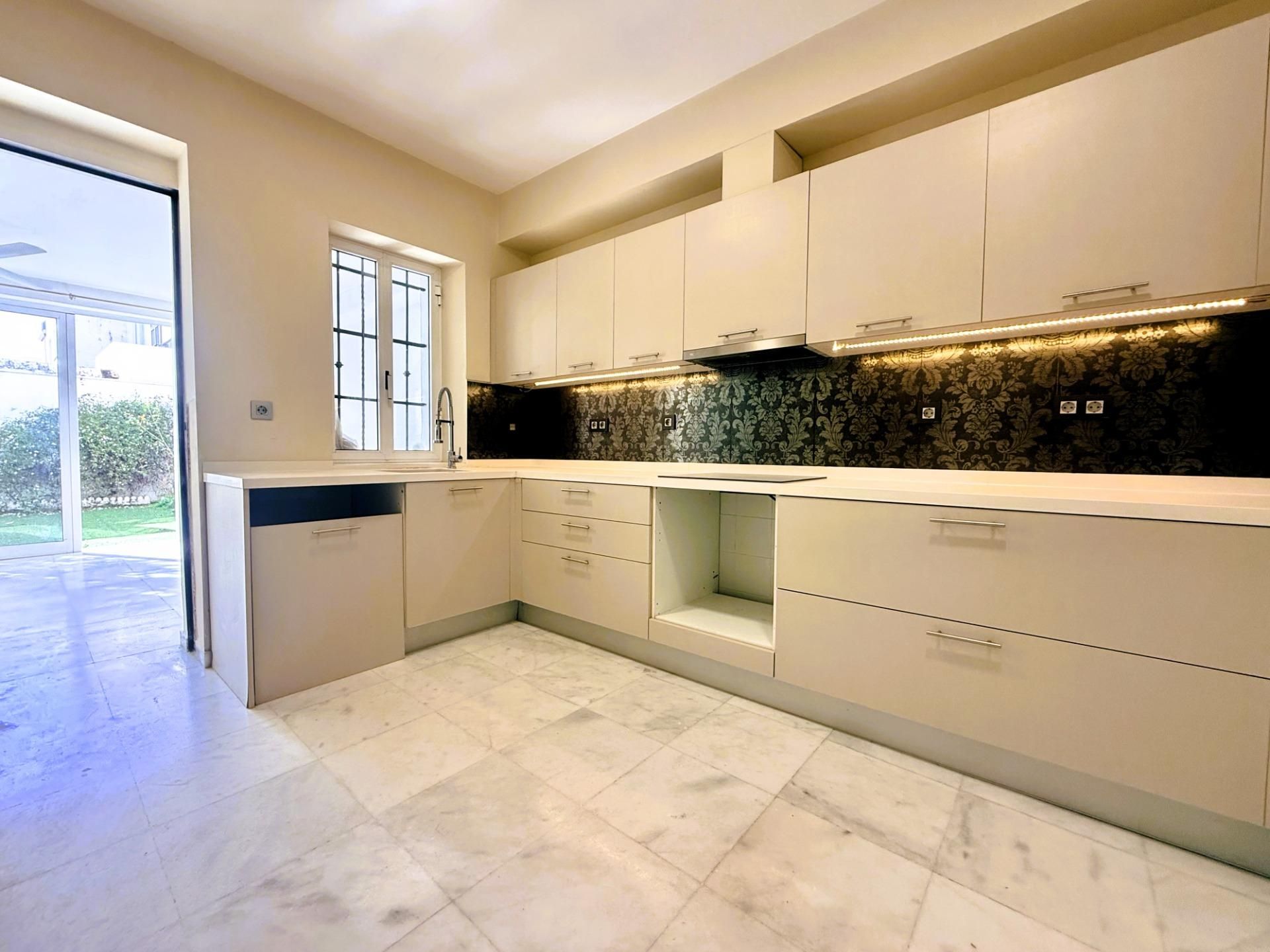 Cuina de Casa o xalet en venda en  Sevilla Capital amb Aire condicionat, Jardí privat i Terrassa