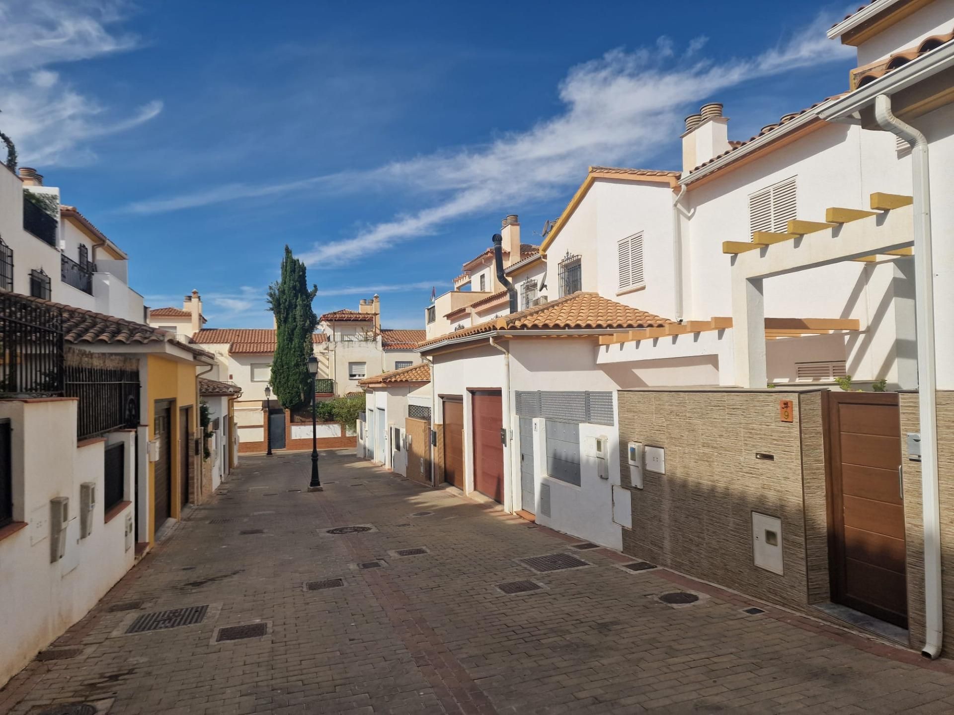 Vista exterior de Casa adosada en venta en  Granada Capital con Aire acondicionado, Calefacción y Jardín privado