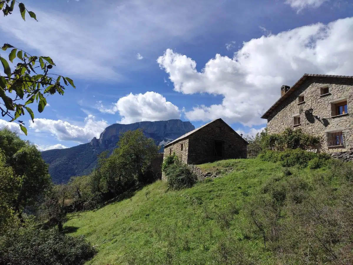 Außenansicht von Country house zum Verkauf in Tella-Sin