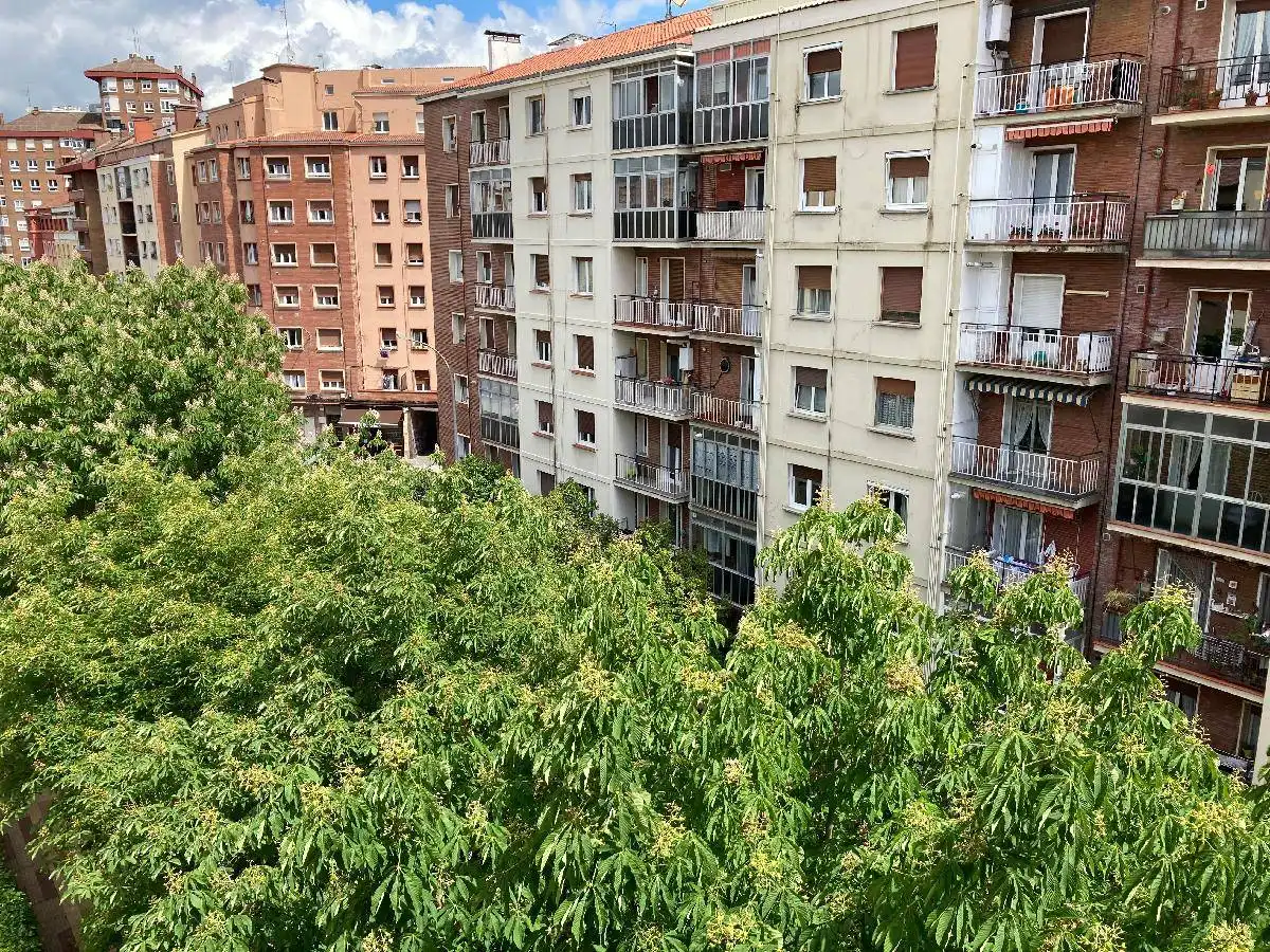 Vista exterior de Pis en venda en Vitoria - Gasteiz amb Calefacció