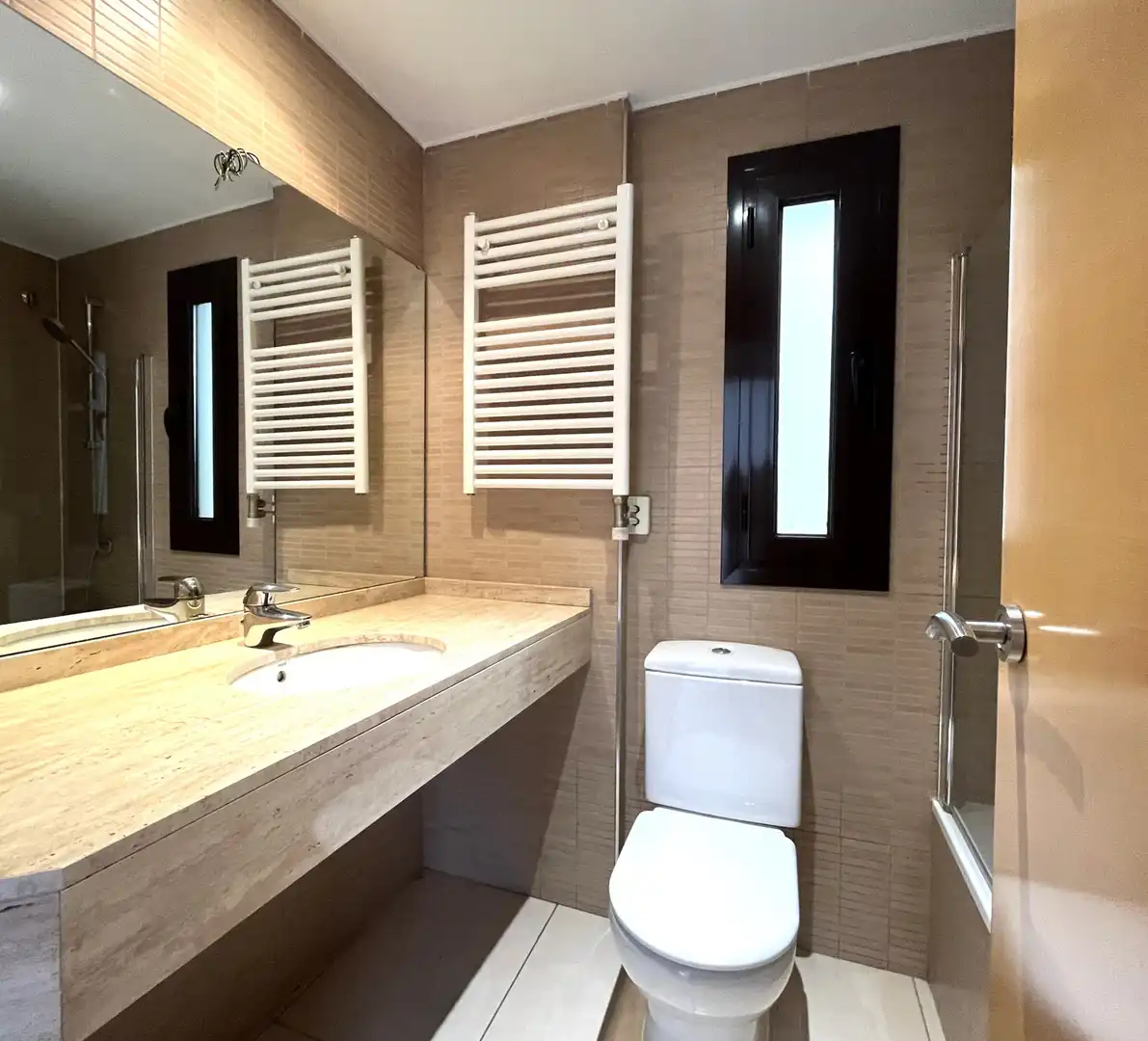 Badezimmer von Wohnung zur Miete in Girona mit Klimaanlage und Heizung