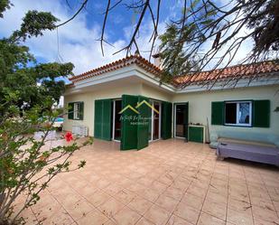 Vista exterior de Casa o xalet en venda en Guía de Isora amb Terrassa i Piscina