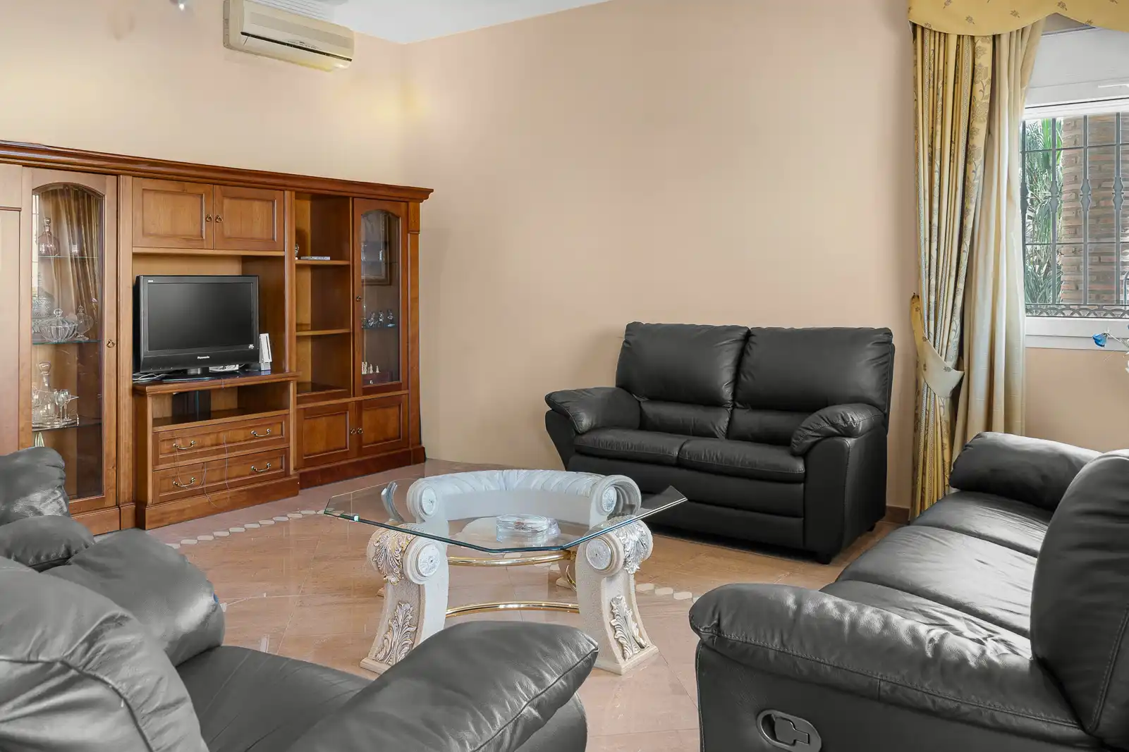 Sala d'estar de Casa o xalet en venda en Benalmádena amb Aire condicionat, Jardí privat i Piscina