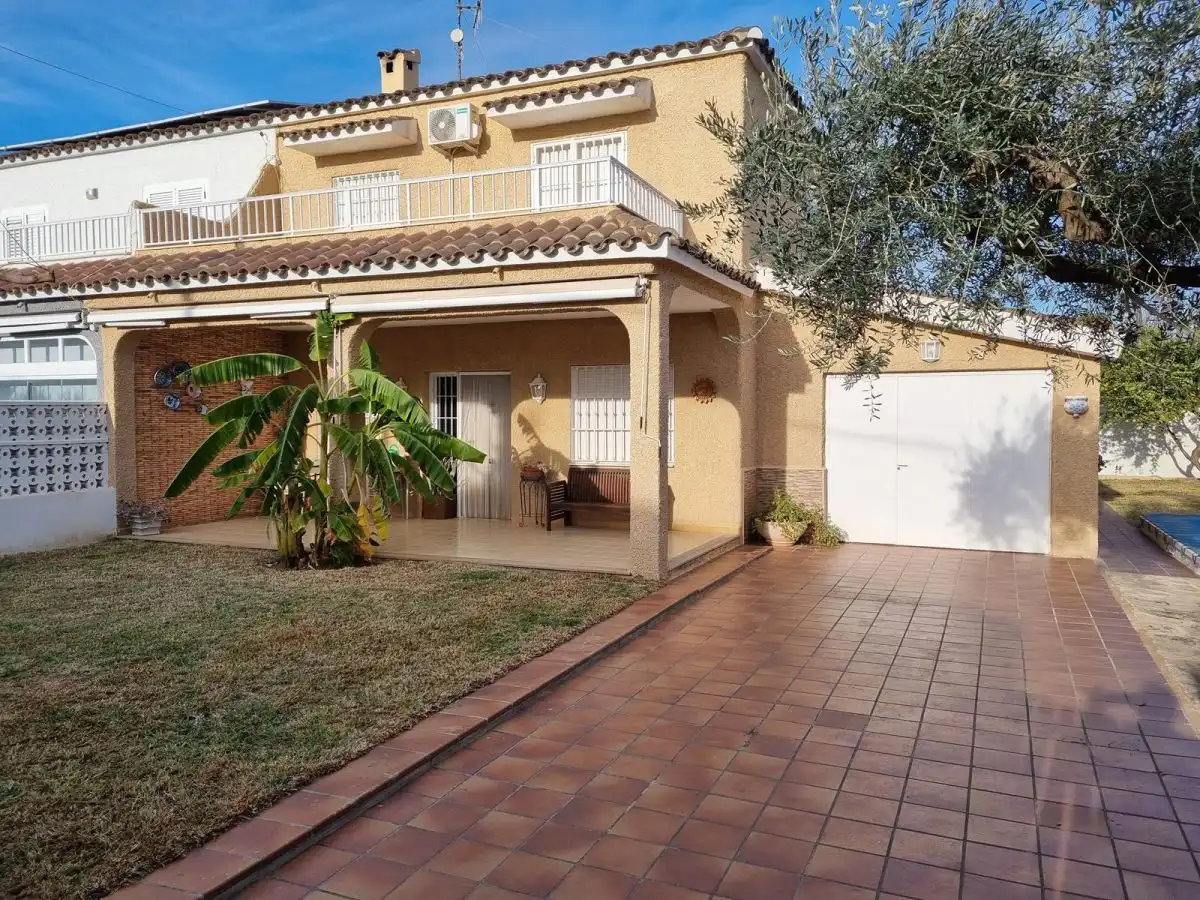 Vista exterior de Casa o xalet en venda en Castellón de la Plana / Castelló de la Plana amb Aire condicionat, Calefacció i Terrassa
