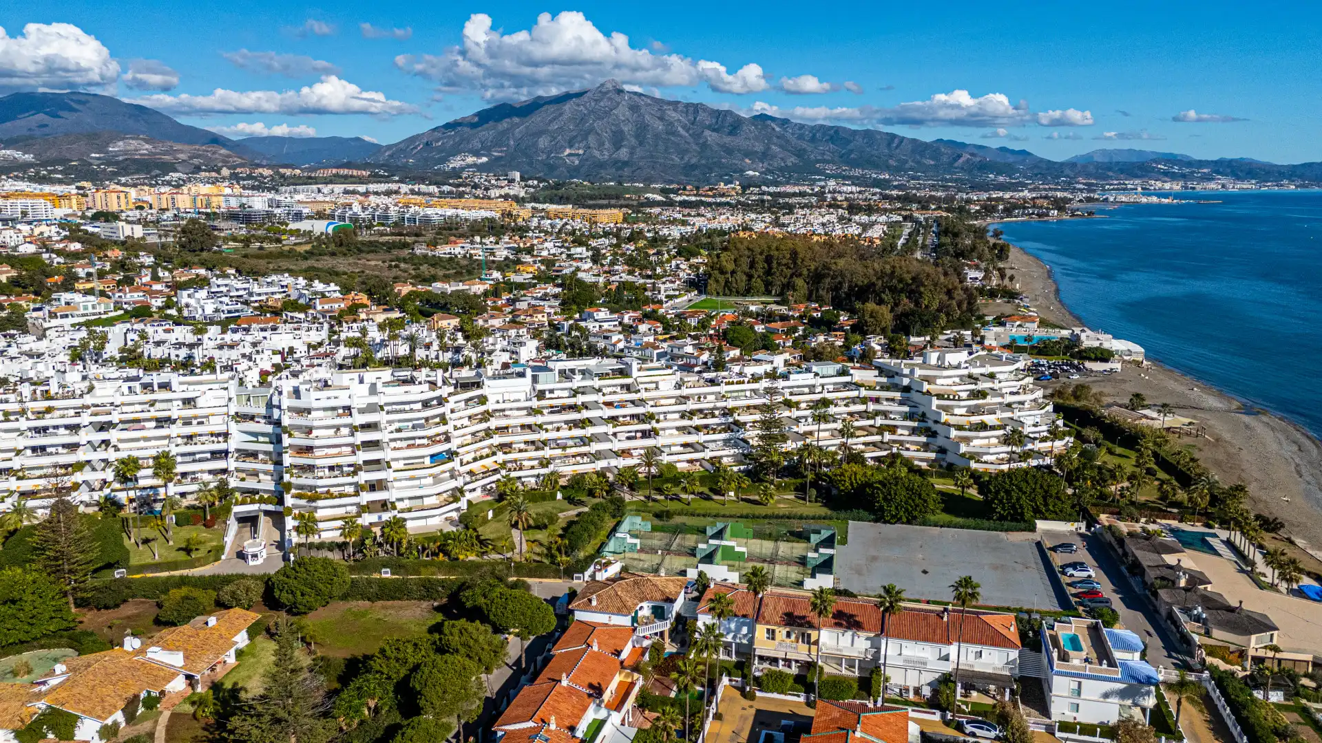 Vista exterior de Apartament en venda en Marbella amb Calefacció, Terrassa i Piscina