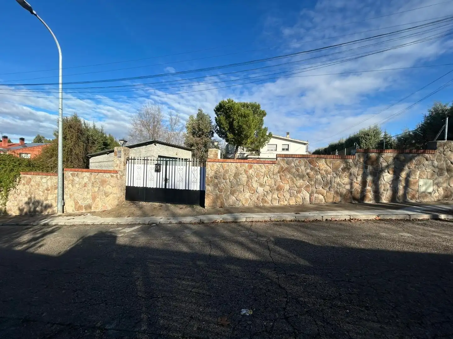 Vista exterior de Casa o xalet en venda en Villalbilla amb Jardí privat i Piscina