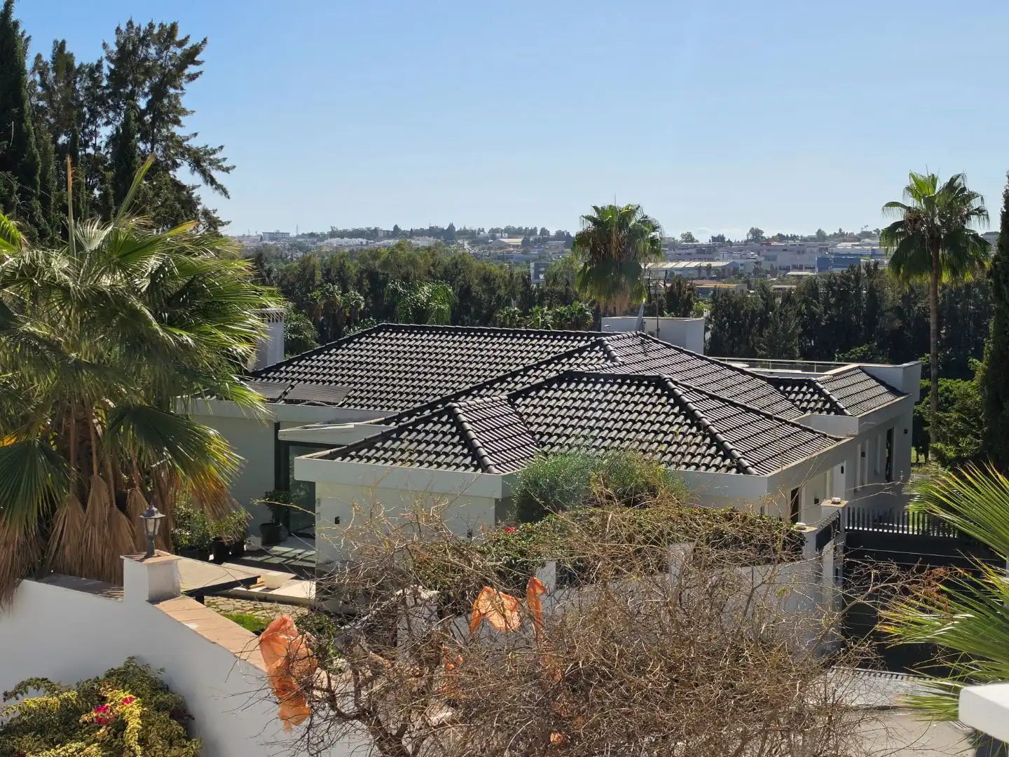 Vista exterior de Casa o xalet de lloguer en Marbella amb Jardí privat, Terrassa i Piscina