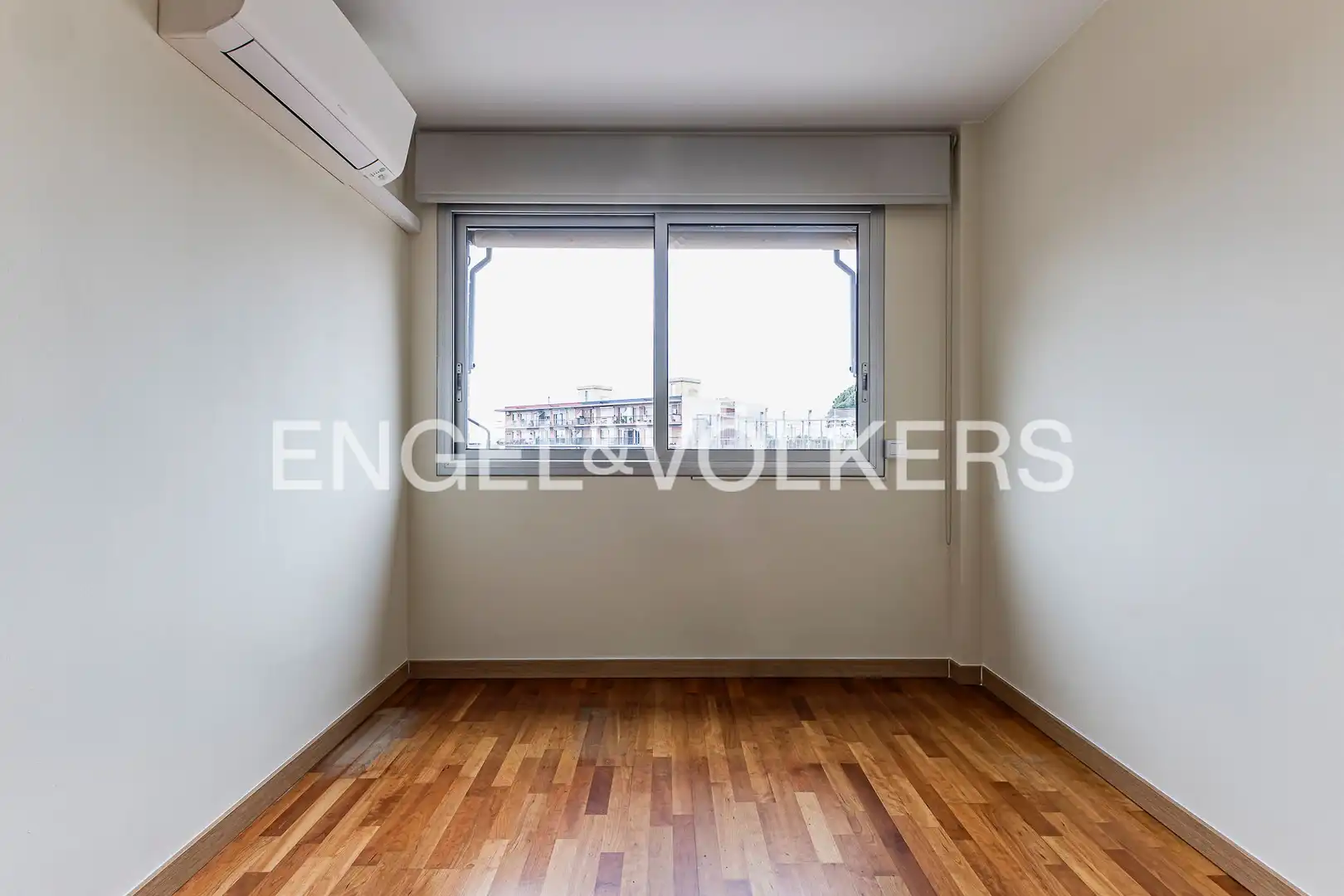 Schlafzimmer von Einfamilien-Reihenhaus zum Verkauf in Barcelona mit Heizung