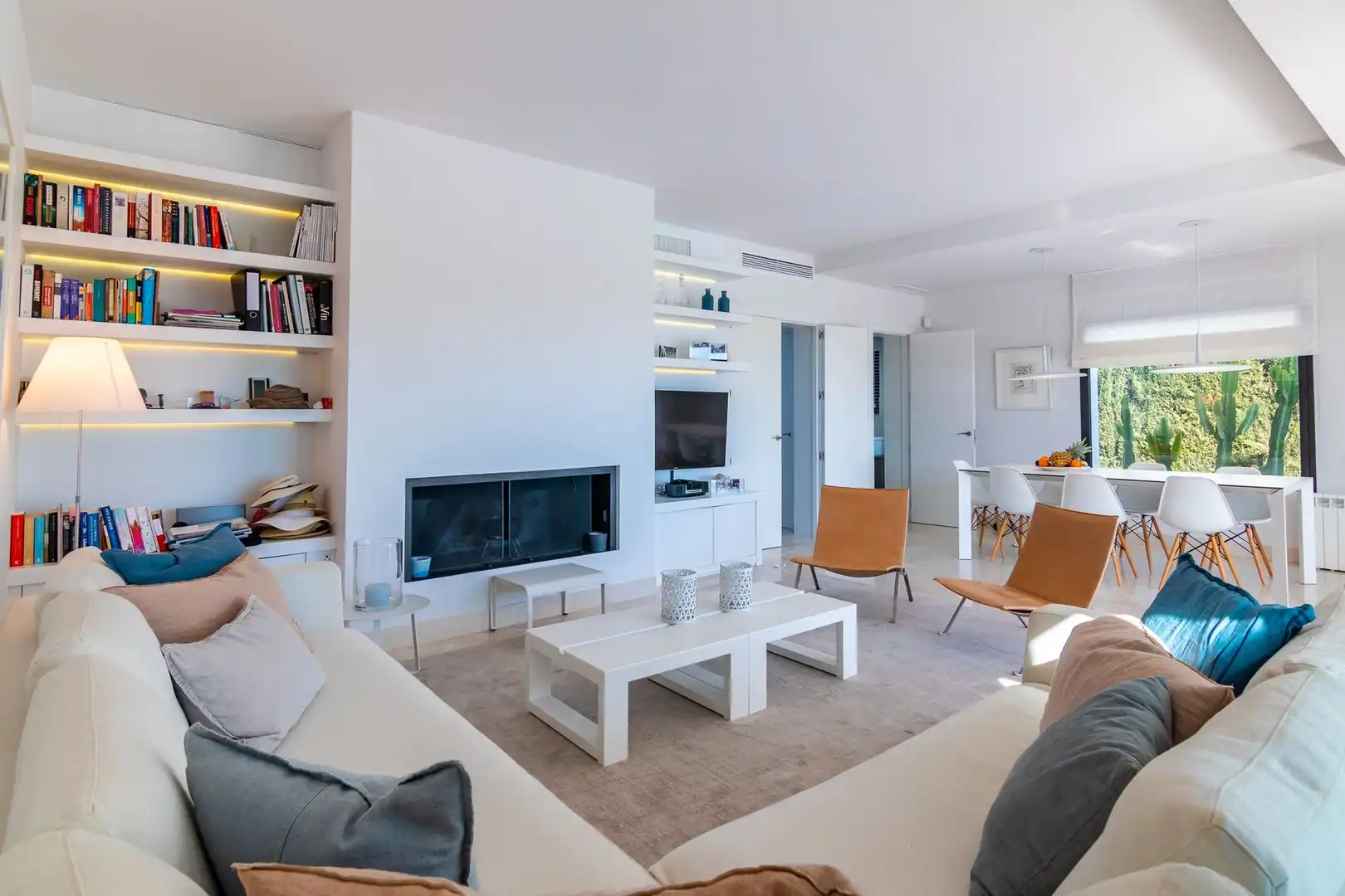 Sala d'estar de Casa o xalet de lloguer en Estepona amb Aire condicionat, Jardí privat i Terrassa