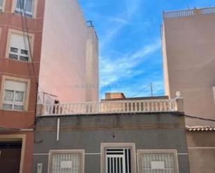 Vista exterior de Casa o xalet en venda en Torrevieja amb Terrassa, Traster i Moblat