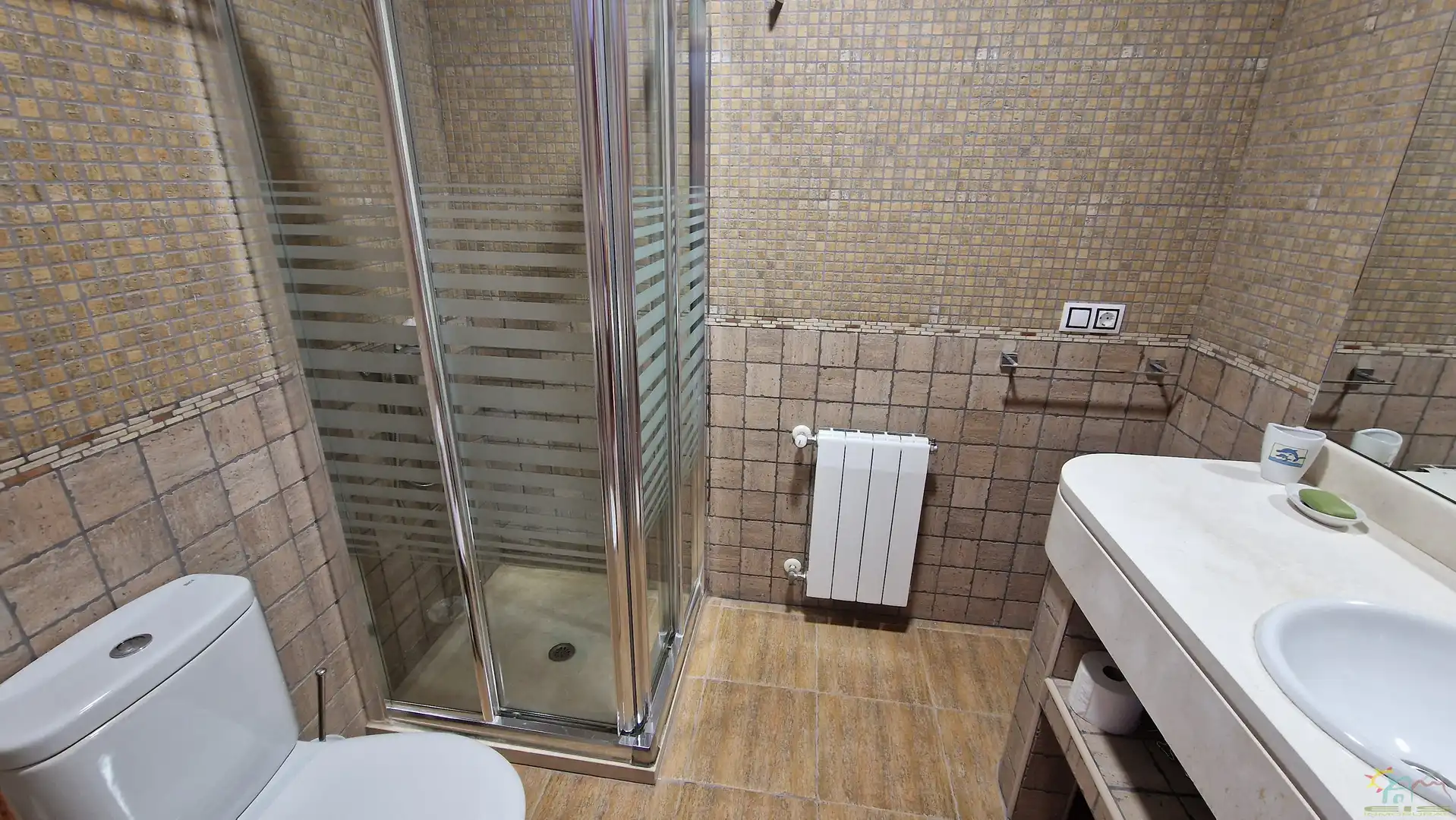 Badezimmer von Einfamilien-Reihenhaus zum Verkauf in Diezma mit Klimaanlage, Heizung und Privatgarten