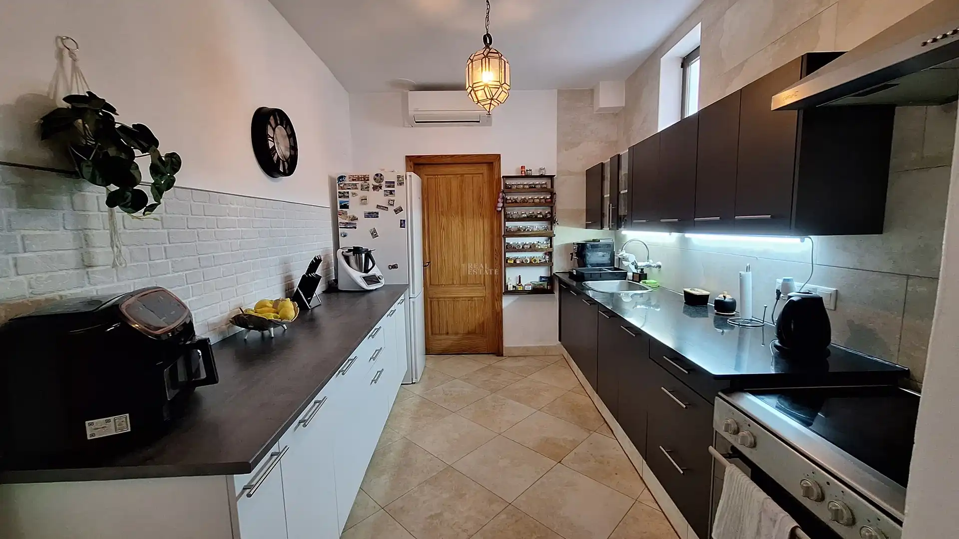 Küche von Einfamilien-Reihenhaus zum Verkauf in Oliva mit Klimaanlage, Abstellraum und Whirlpool