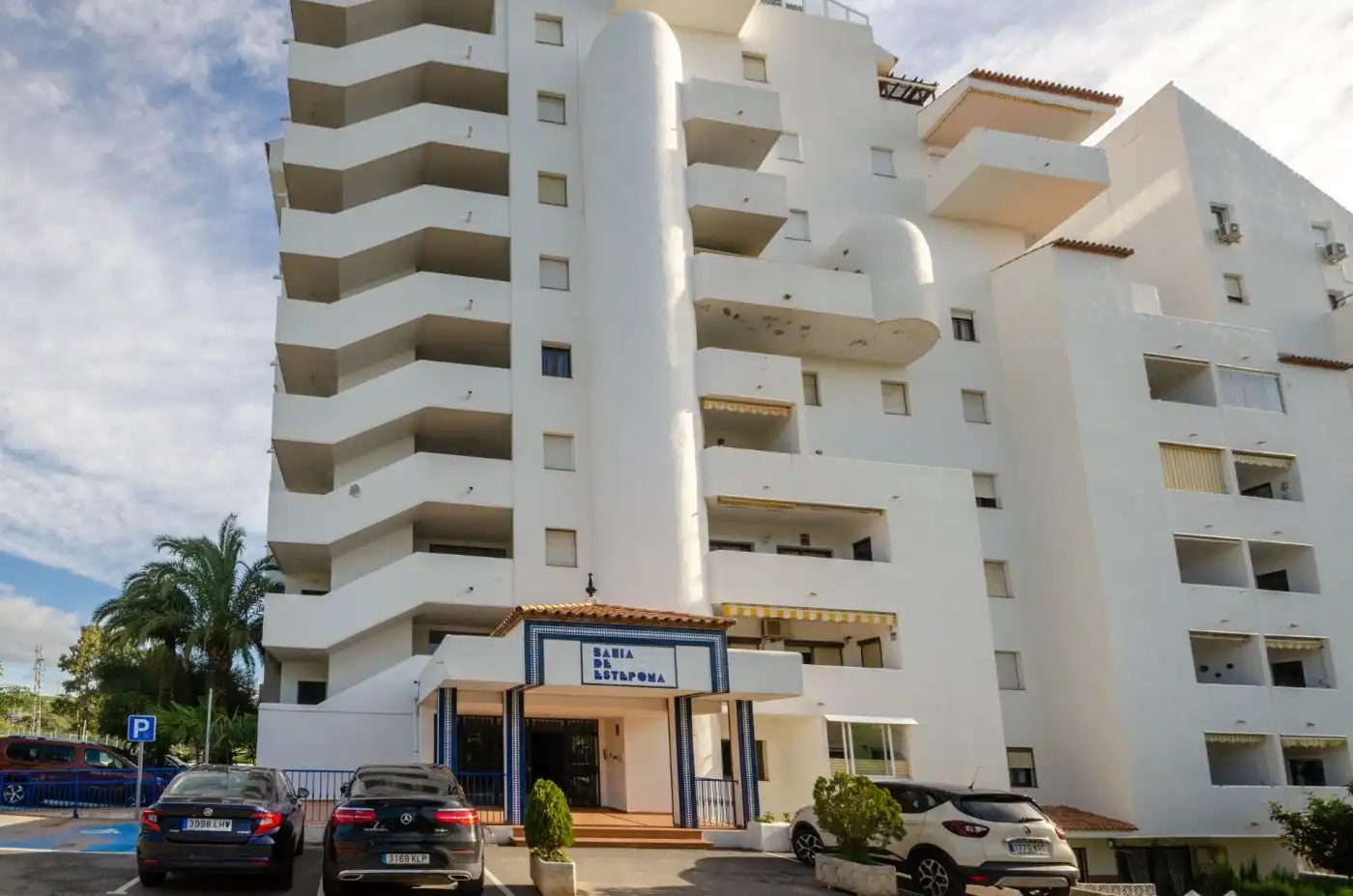 Vista exterior de Àtic en venda en Estepona amb Aire condicionat, Jardí privat i Terrassa