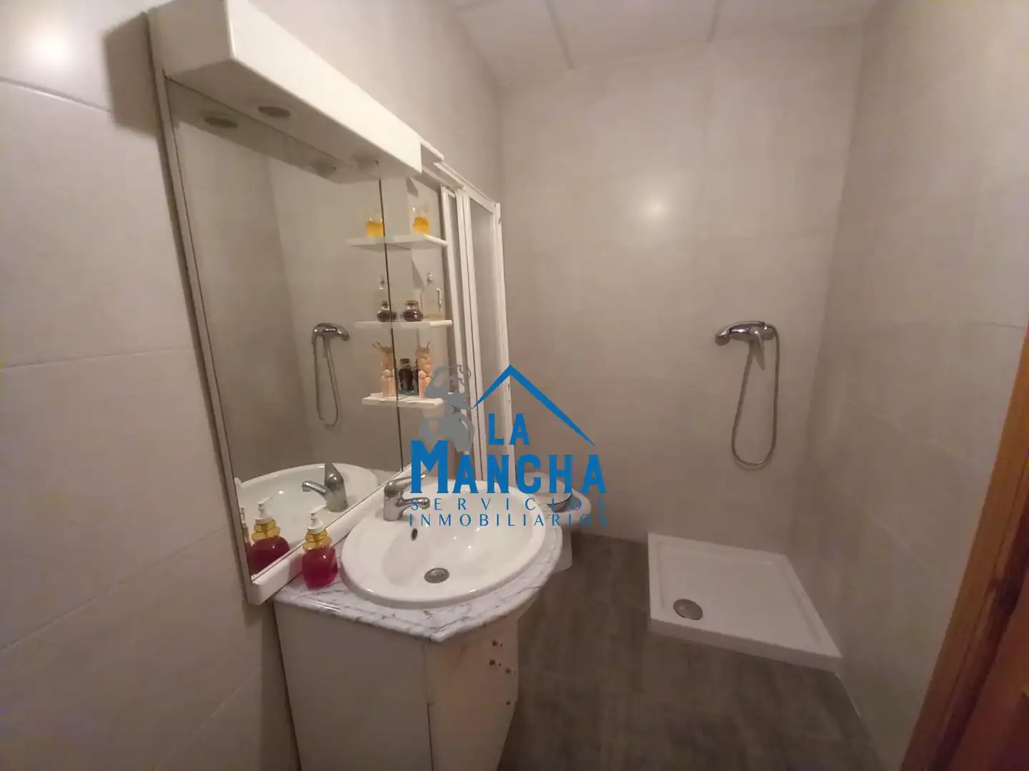Bathroom of Houses for sale in Chinchilla de Monte-Aragón  with Furnished