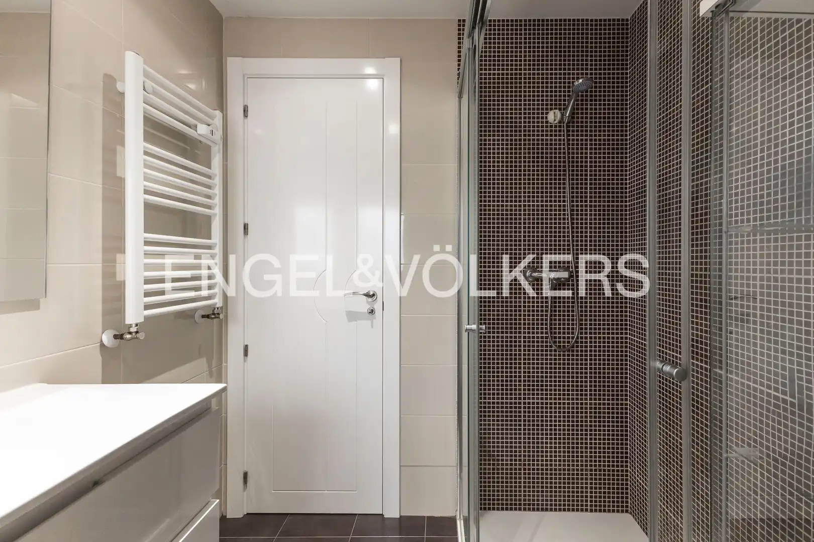 Badezimmer von Wohnung zum Verkauf in Madrid mit Klimaanlage, Heizung und Terrasse