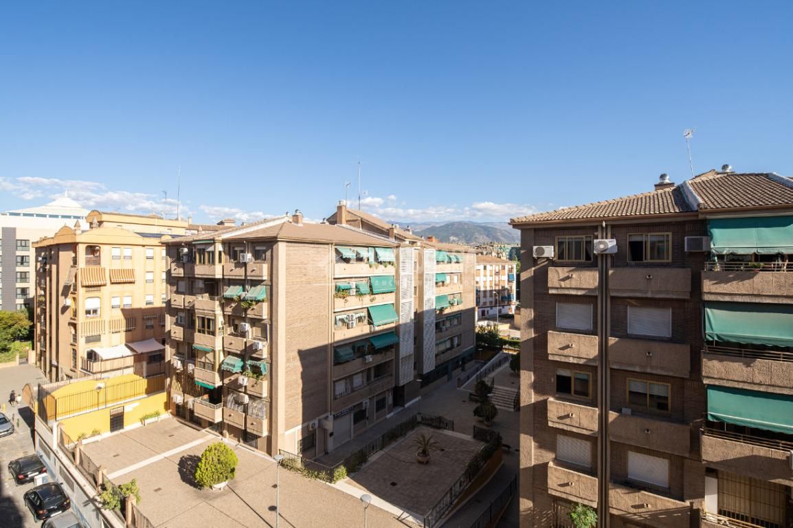 Exterior view of Flat for sale in  Granada Capital  with Terrace and Balcony