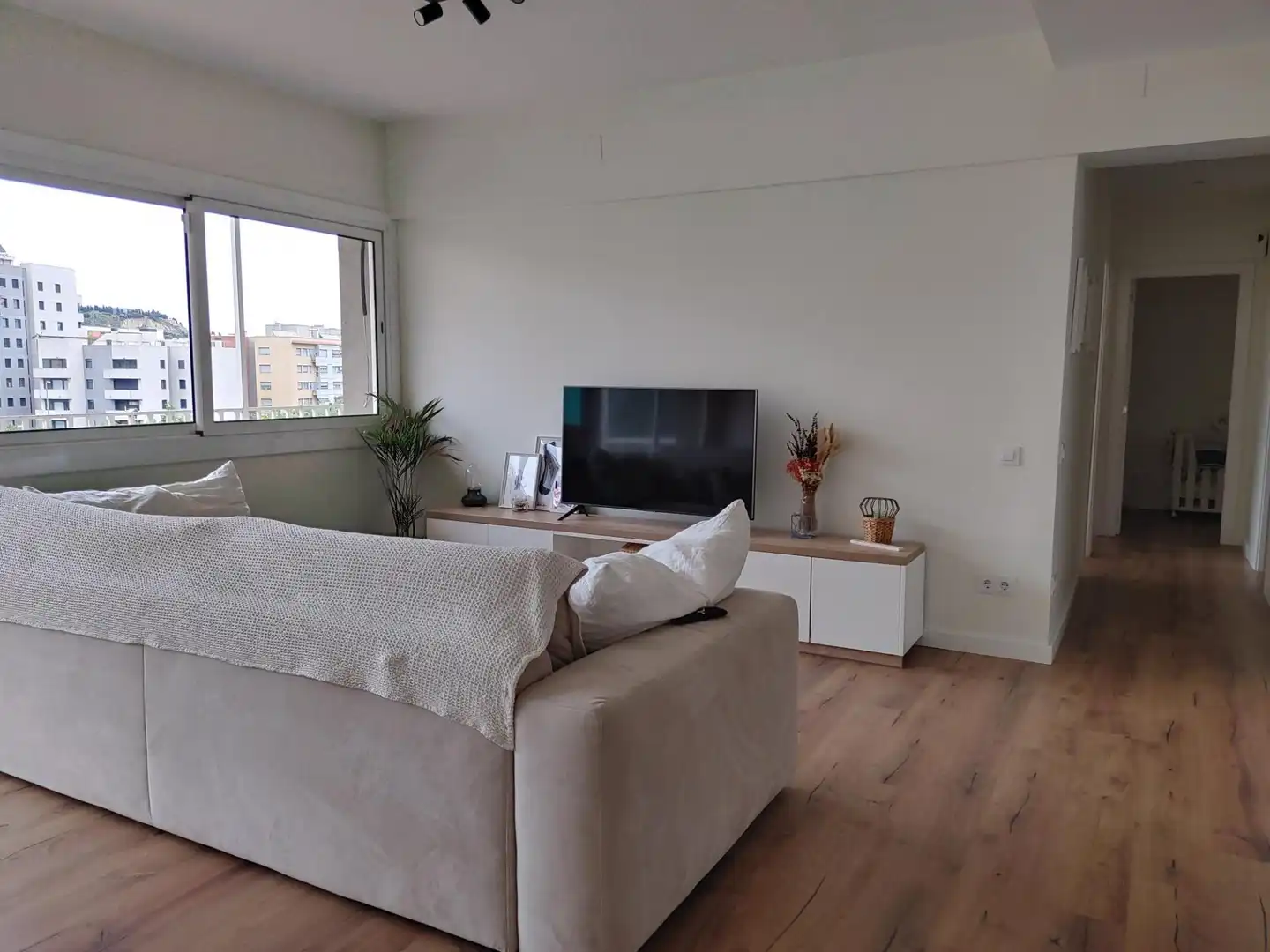 Living room of Flat for sale in L'Hospitalet de Llobregat  with Heating, Terrace and Balcony