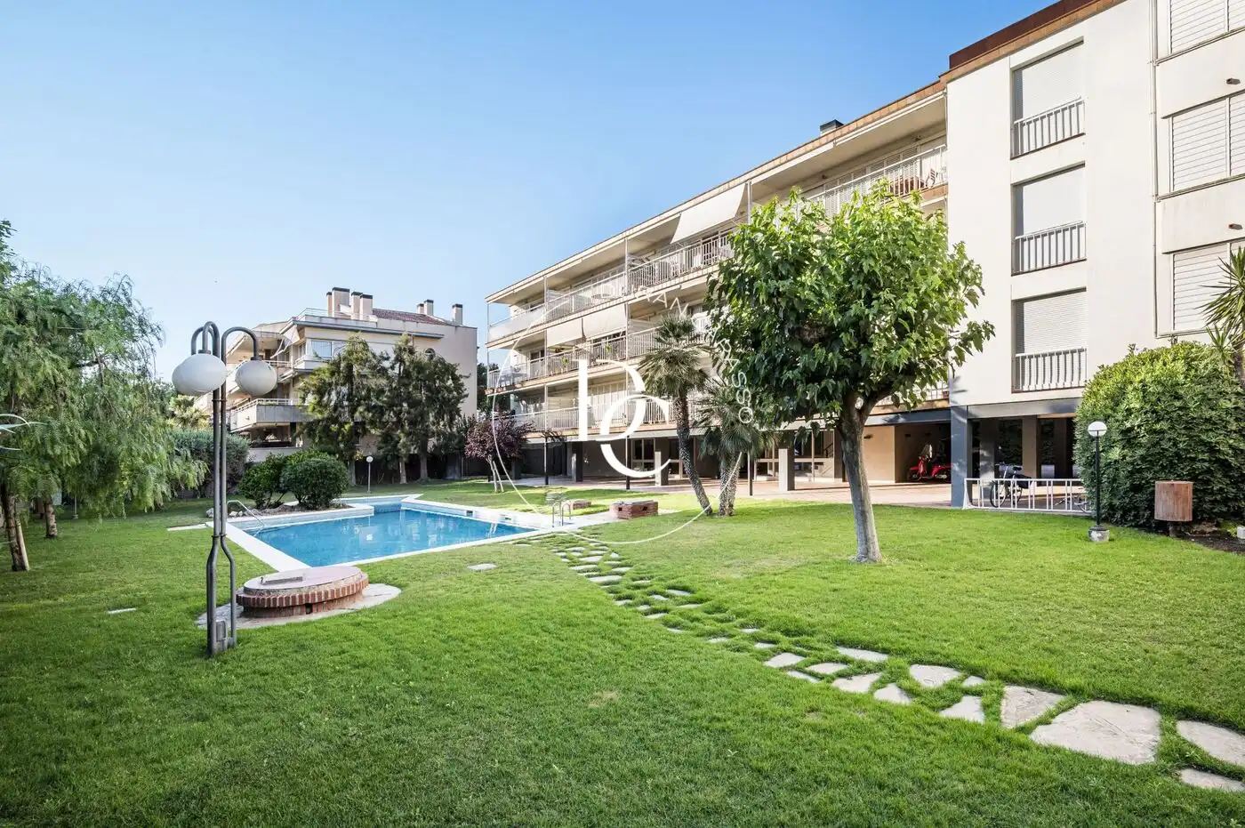 Außenansicht von Wohnung zum Verkauf in Sitges mit Klimaanlage, Heizung und Privatgarten