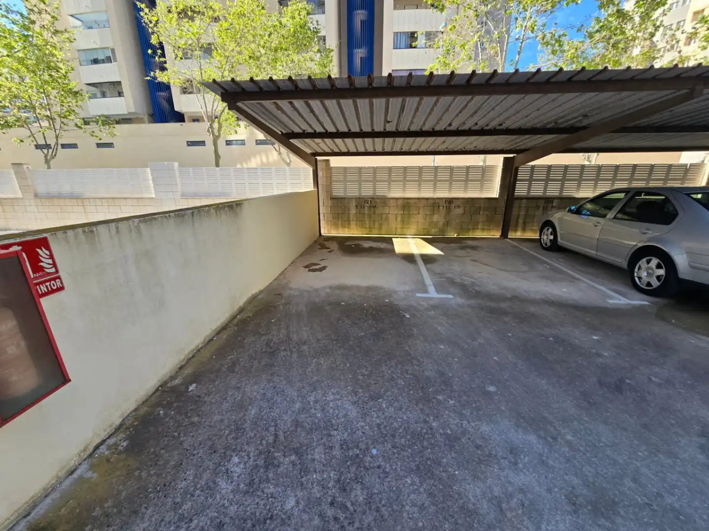 Parkplatz von Wohnungen zum Verkauf in Calpe / Calp mit Klimaanlage, Heizung und Privatgarten