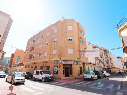 Außenansicht von Wohnungen zum verkauf in Guardamar del Segura mit Klimaanlage und Balkon