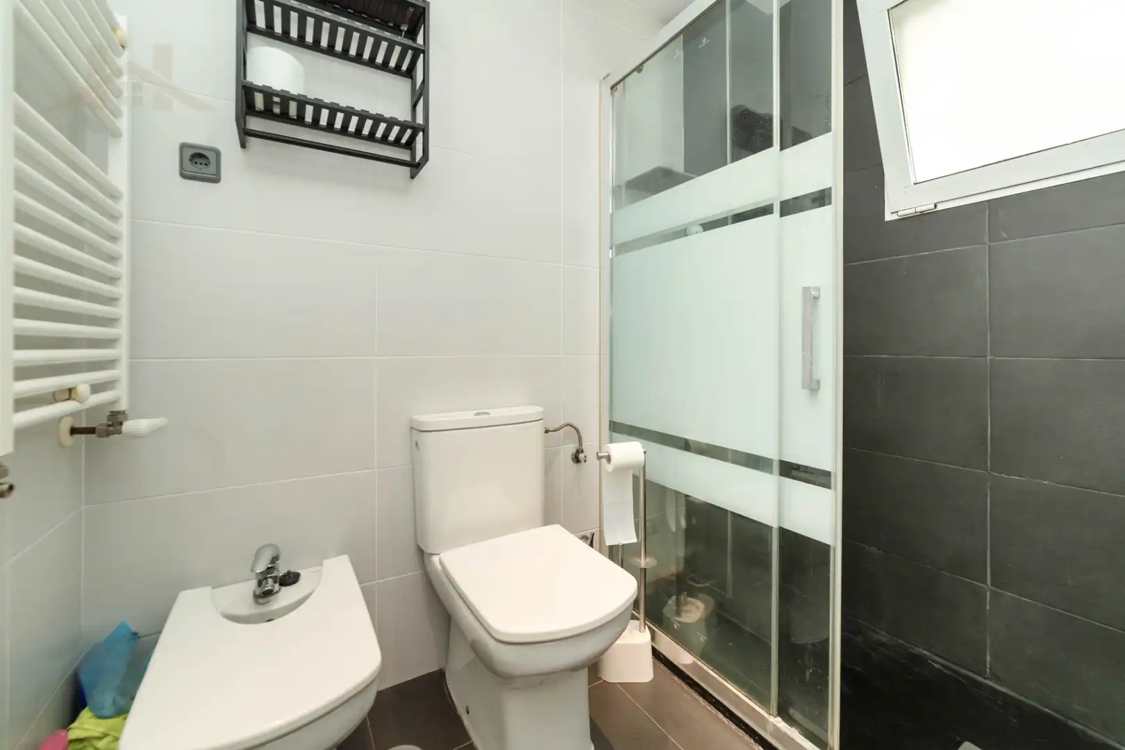 Bathroom of Flat for sale in Fuenlabrada  with Air Conditioner, Heating and Storage room