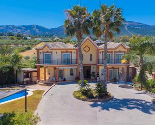 Vista exterior de Casa o xalet en venda en Alhaurín El Grande amb Aire condicionat, Piscina i Balcó