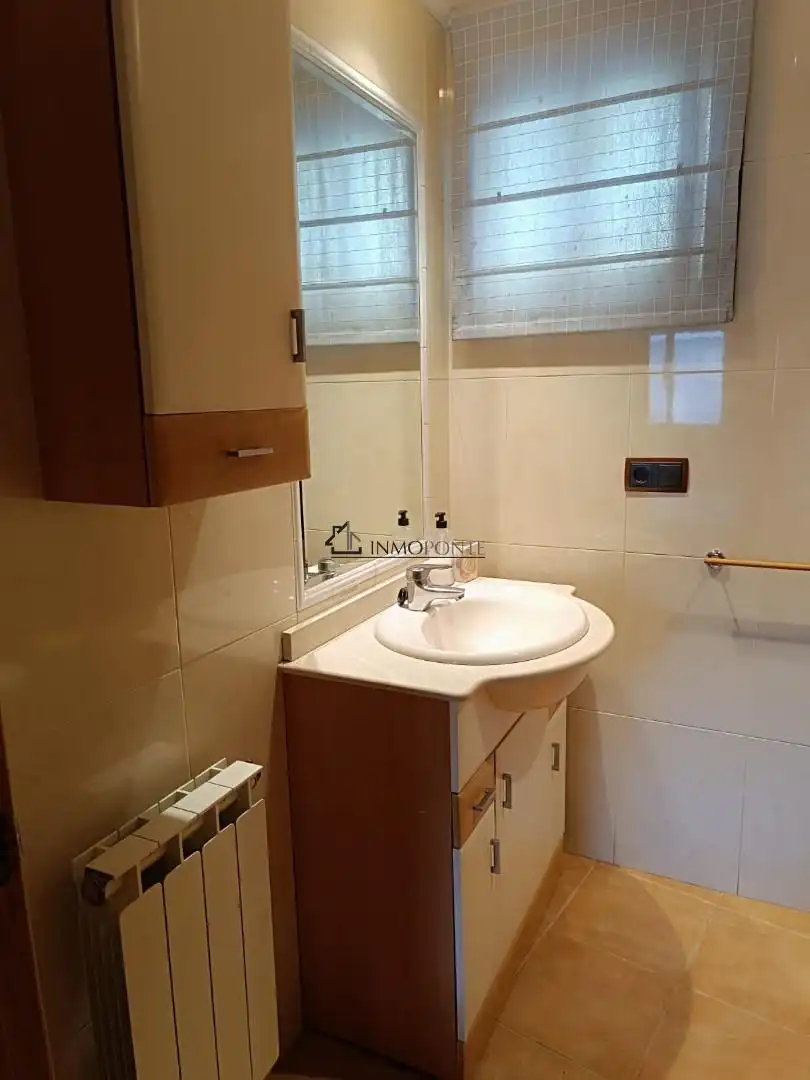 Bathroom of Flat for rent in Zona de Plaza de Barcelos