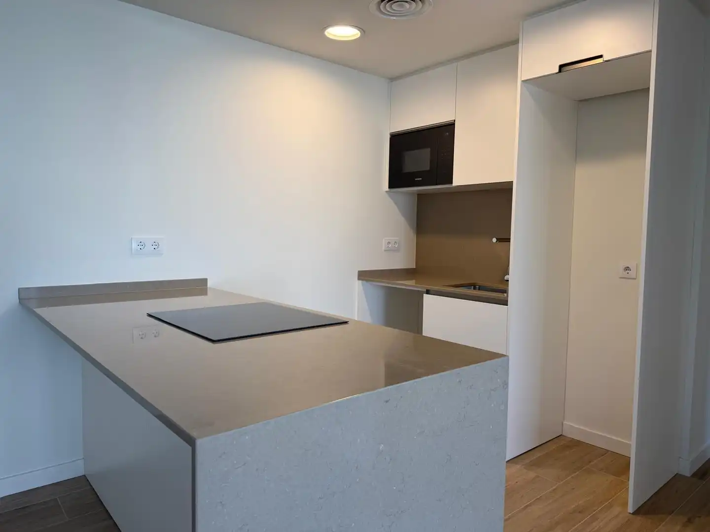 Kitchen of Flat for rent in Girona  with Storage room, Balcony and Community pool