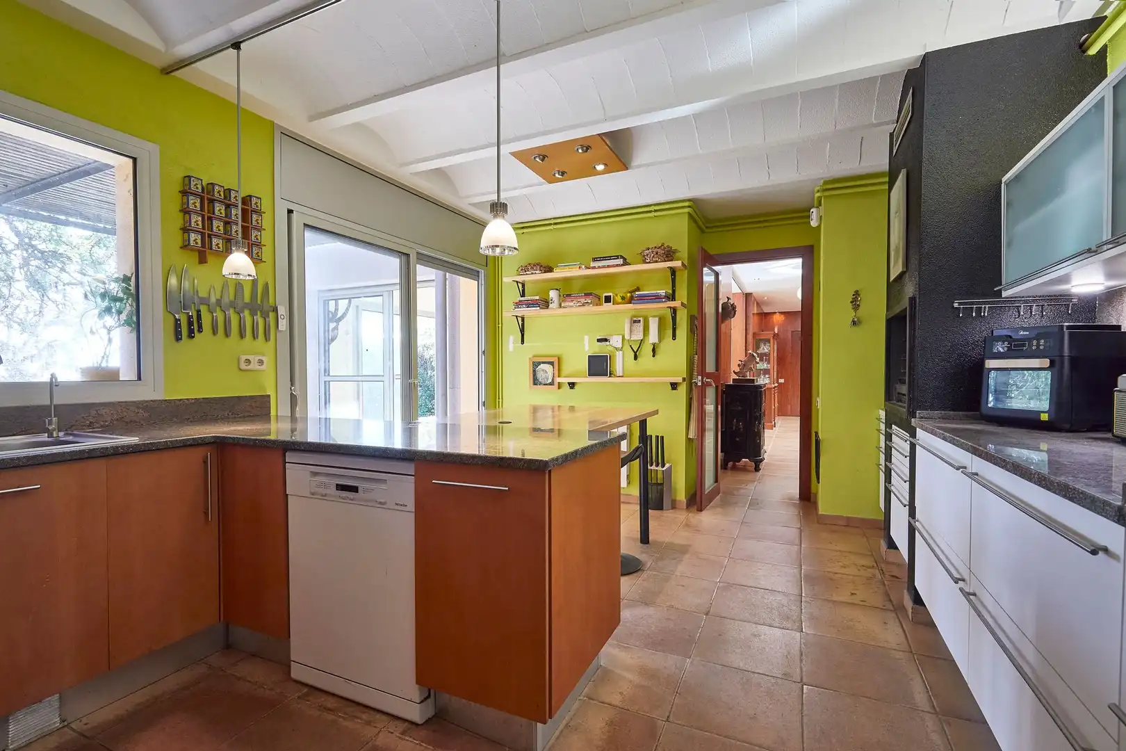 Küche von Haus oder Chalet zum Verkauf in Premià de Dalt mit Klimaanlage, Heizung und Privatgarten