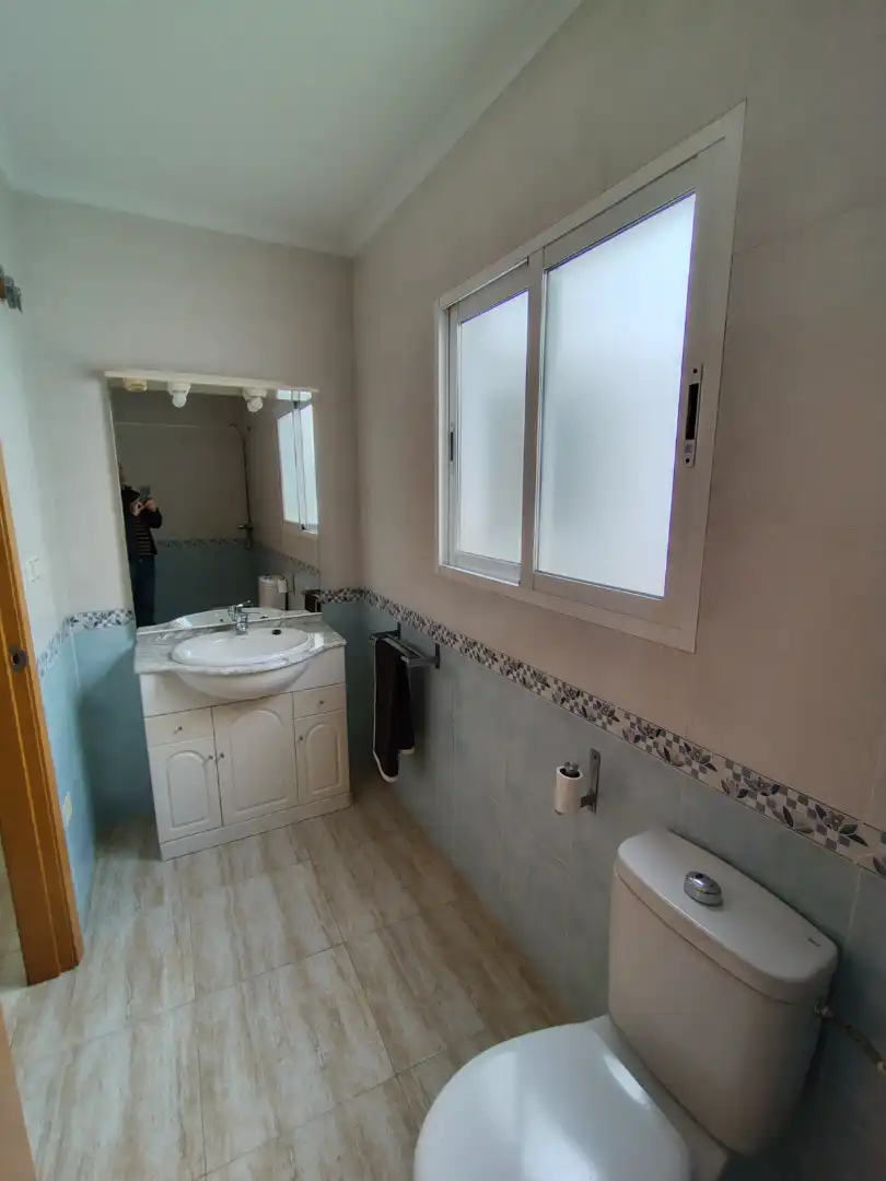Baño de Piso en venta en Almoradí con Amueblado, Lavadora y Balcón