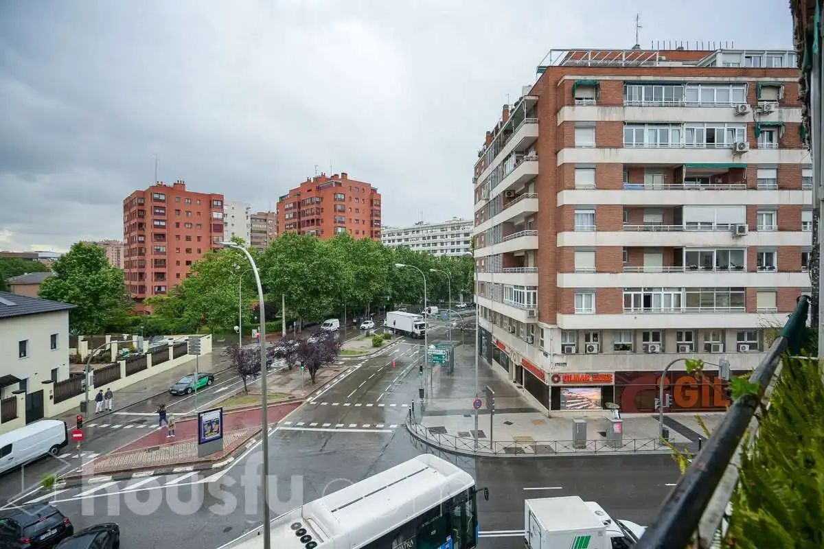 Vista exterior de Pis en venda en Madrid amb Calefacció, Parquet i Terrassa